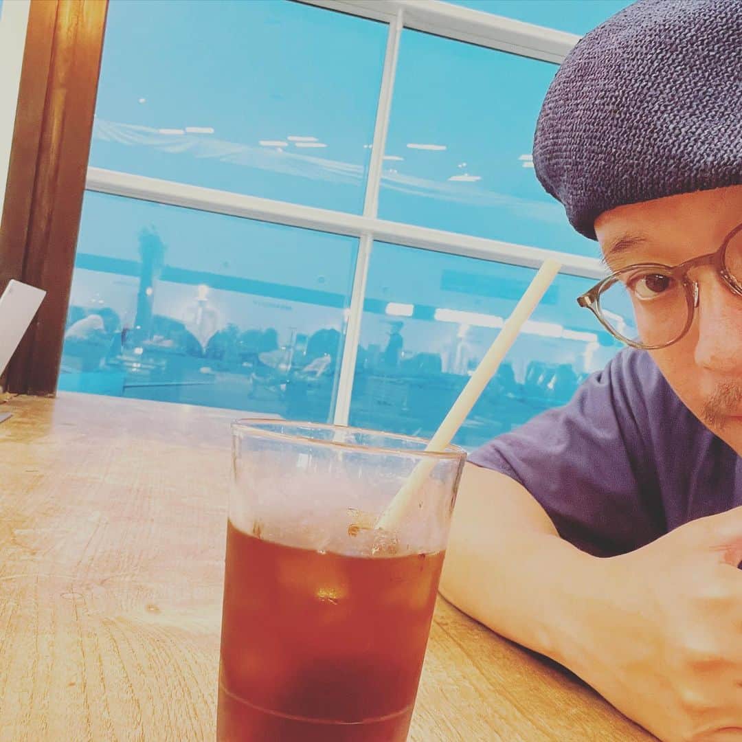 濱田岳さんのインスタグラム写真 - (濱田岳Instagram)「おはようございます。 ご無沙汰しております。  皆様 素敵な1日になりますように。  #仁川空港 #初韓国 #乗り換え だけど #眠い」7月16日 5時37分 - gaku_hamada_official