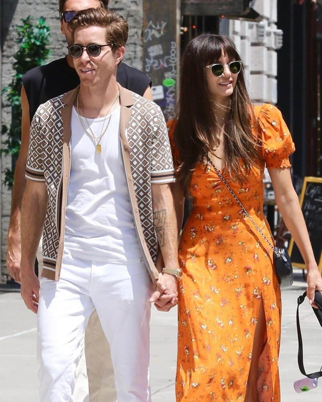 Just Jaredさんのインスタグラム写真 - (Just JaredInstagram)「Shaun White and Nina Dobrev were seen holding hands as they went for a walk around New York City. See even more photos of the cute couple at JustJared.com! #ShaunWhite #NinaDobrev Photos: Backgrid」7月16日 5時41分 - justjared