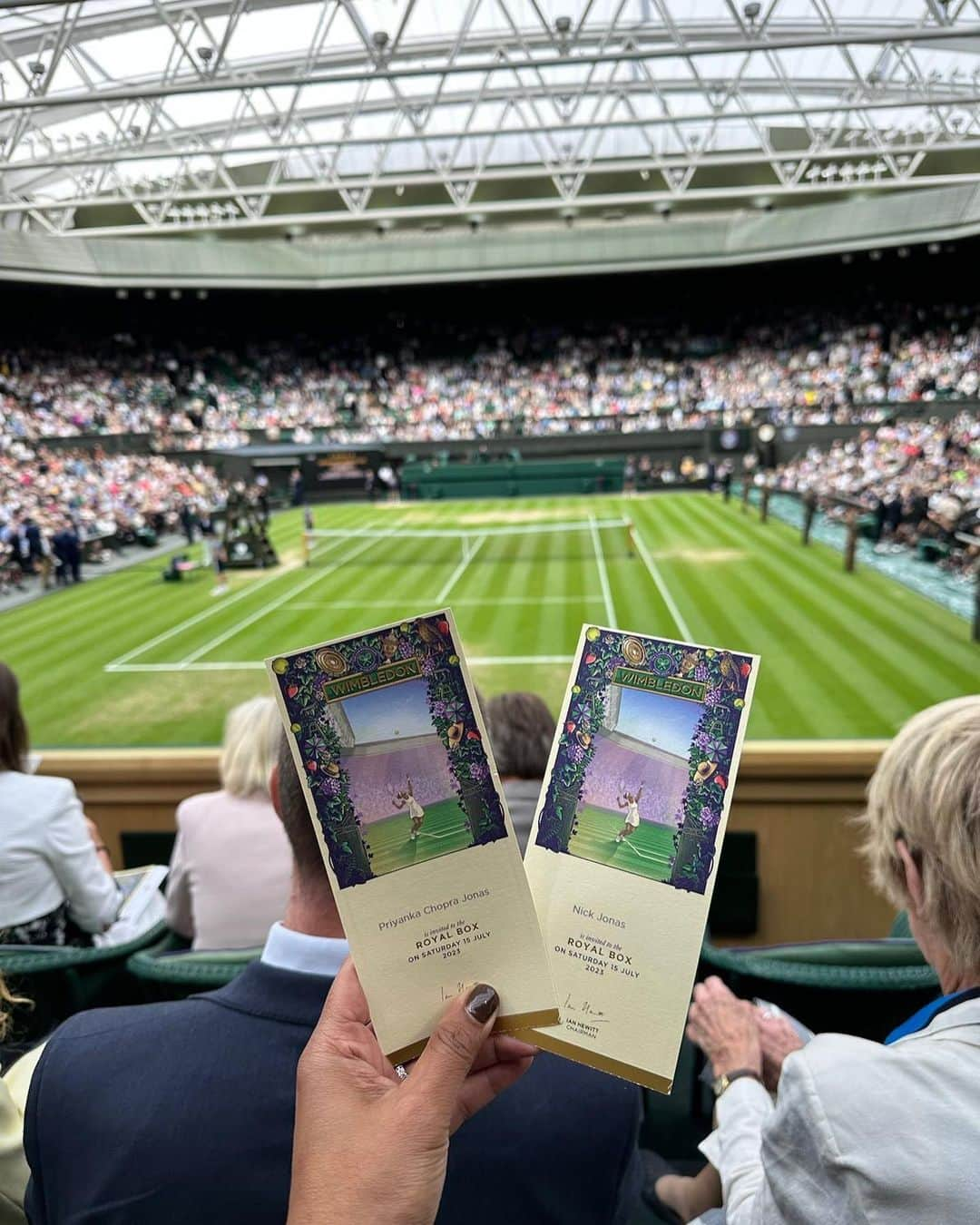 ニック・ジョナスさんのインスタグラム写真 - (ニック・ジョナスInstagram)「Beautiful day out at the tennis with my ❤️. Such an honor to sit in the Royal box and watch @marketavondrousova win her first grand slam.」7月16日 5時43分 - nickjonas