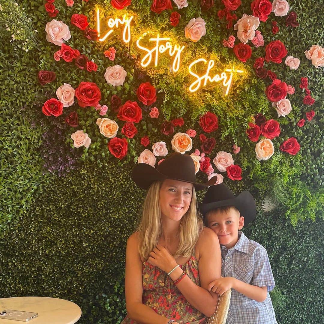 ビクトリア・アザレンカのインスタグラム：「Long story short ❤️   Most adorable little 🤠   #weekendvibes」