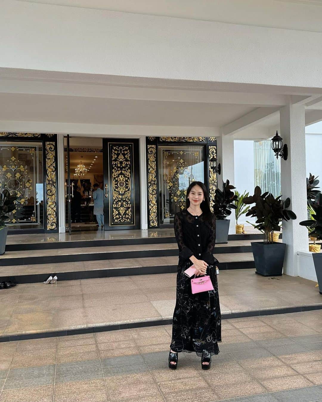 碧井椿さんのインスタグラム写真 - (碧井椿Instagram)「マラッカ元首からご招待をいただき、 宮殿へ行ってまいりました。  ご挨拶だけのつもりが奥のプライベートダイニングで ランチまでいただきました。  とでも優しくて紳士な王様です。  これからの事もたくさんお話しましたよ。  こんな機会をいただけて光栄でした。  📷撮影と投稿の許可を得てます🉑  #malaysia  #melaka」7月16日 5時56分 - vivichan1325