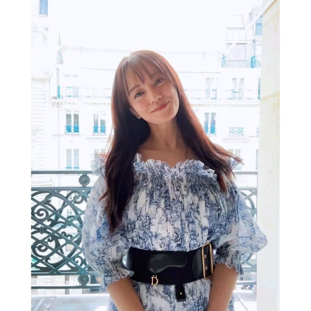 のインスタグラム：「久しぶりに前髪を作りました 湿度が高い時期だけど うねっても膨らんでも楽しんでます😆  今回の旅で購入して良かった！ 使って便利！と思ったのは ヘアメイクの岡田いずみさん　@izumi.may が プロデュースされた MAY TWELVE @may12_official の システムキャビネットバッグ ステンシルはSAKURA PINK色 中には、透明のポーチが4つ付いていて メイク道具　スキンケア　バスグッズ　ヘアケアグッズ　薬、、、 どれに入っているかすぐにわかるし しかもこのポーチ本体から外れるから ホテルに着いたら それぞれ使いやすい場所や引き出しに置けるので　 本当に便利でした ちょっとしたことで旅の快適さが変わりますね😊」