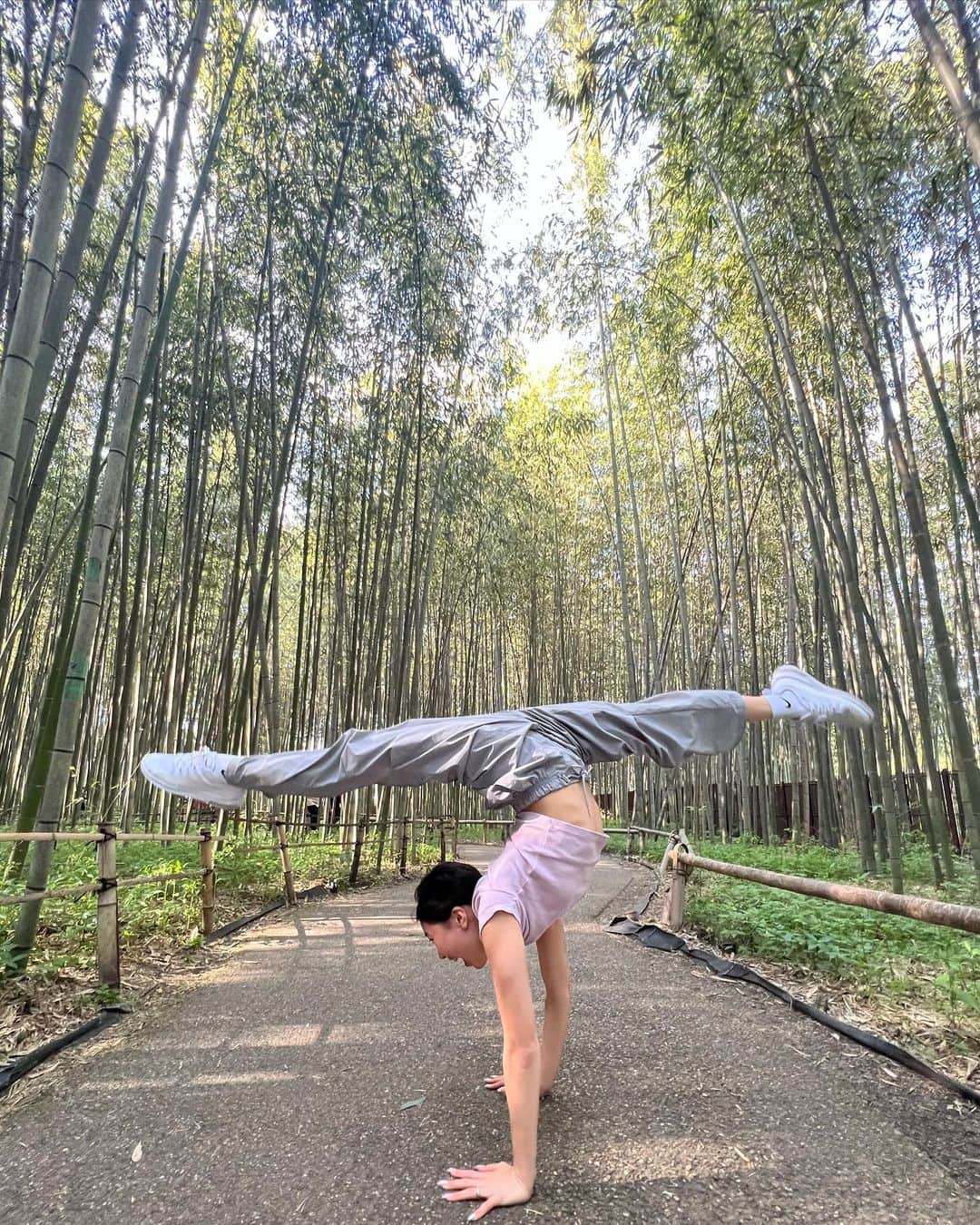 篠原枝令菜のインスタグラム：「New YT videoooo!!! I get chased by deer XD Such a fun time in Kyoto and Osaka 🥰🥰」