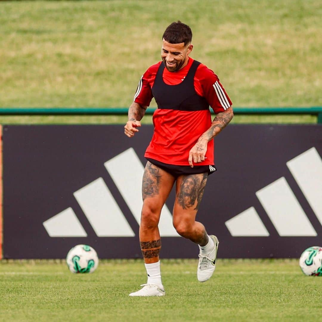 ニコラス・オタメンディのインスタグラム：「🏃🏻‍♂️😄 #SLBenfica 🦅」