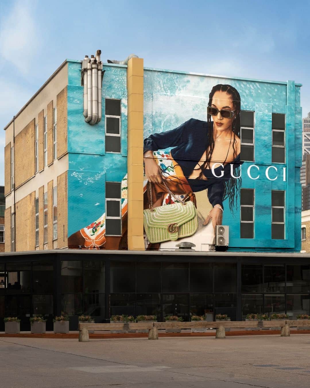 グッチのインスタグラム：「Featured now on the Gucci Art Walls around the world including in London, Gucci Summer Stories celebrate the spirit of travel and exploration.   Discover more at the link in bio.   #GucciSummerStories #GucciArtWall」