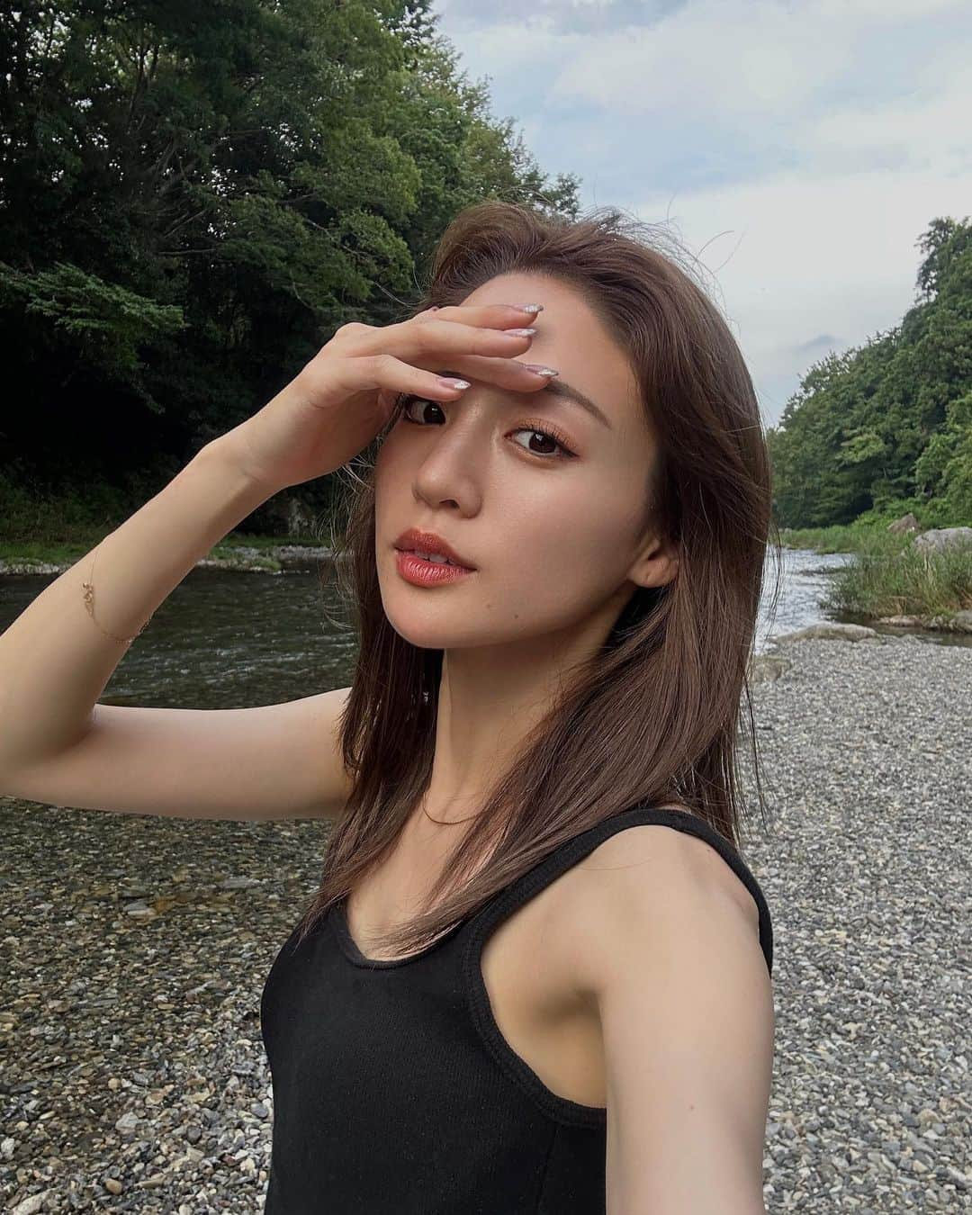 志田友美（ゆうみん）のインスタグラム：「既に暑すぎて夏いけそ？🥵  髪伸ばす予定だったけどがっつりレイヤー入れたくてまーた短くしちゃったー☺️✂️  適当に巻いても動きでていい感じになるんだ🤍 （この写真は湿気で全滅してるごめん←）  📍@lapis_anju   そして、脱毛に行ってきたよ 〜 妊娠してうぶ毛とか生えてきたからまたツルツルにするために頑張ってます🥲✨  痛みに弱い私は麻酔クリームは必須なのです ここのスタッフさんが施術丁寧すぎておすすめ。  📍@tokyo_ace_clinic @sayurispring0   #tokyo_ace_clinic #美容皮膚科 #医療脱毛 #脱毛」