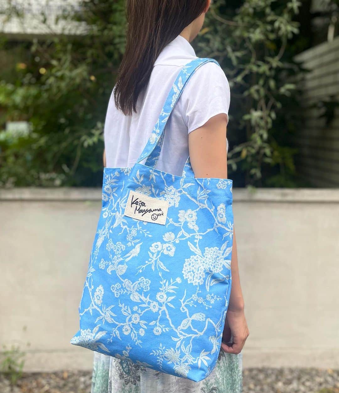 のインスタグラム：「《 NEW ARRIVAL 》 . ✔️ 陶器小花 Print トートバッグ ¥9,900 (intax)  ✔️ LEMON Print トートバッグ ¥9,900 (intax)  ケイタさんのサイン刺繍がポイント🪡の、キャンバストート。  夏にぴったりの、涼やかな2柄です💎🍋  KEITAMARUYAMA online shop、各店舗にて販売中！  ー 📞 お問合せ先 🛒　ー  【丸山邸 MAISON de MARUYAMA 】 〒107-0062 東京都港区南⻘山4-25-10 TEL: 03- 3406-1935 MAIL:info@store-keitamaruyama.com  【 KEITAMARUYAMA 阪急うめだ本店 】 〒530-8350 大阪府大阪市北区角田町8番7号 TEL:  06-6313-0605 （直通）  【MAISON de MARUYAMA 神戸別邸 】 〒651-8511 神戸市中央区小野柄通8-1-8 神戸阪急　新館3F （神戸国際会館側上りエスカレーターの目の前です） TEL：078-200-7317（直通）  #keitamaruyama #ケイタマルヤマ #新作 #トートバッグ #キャンバストート」