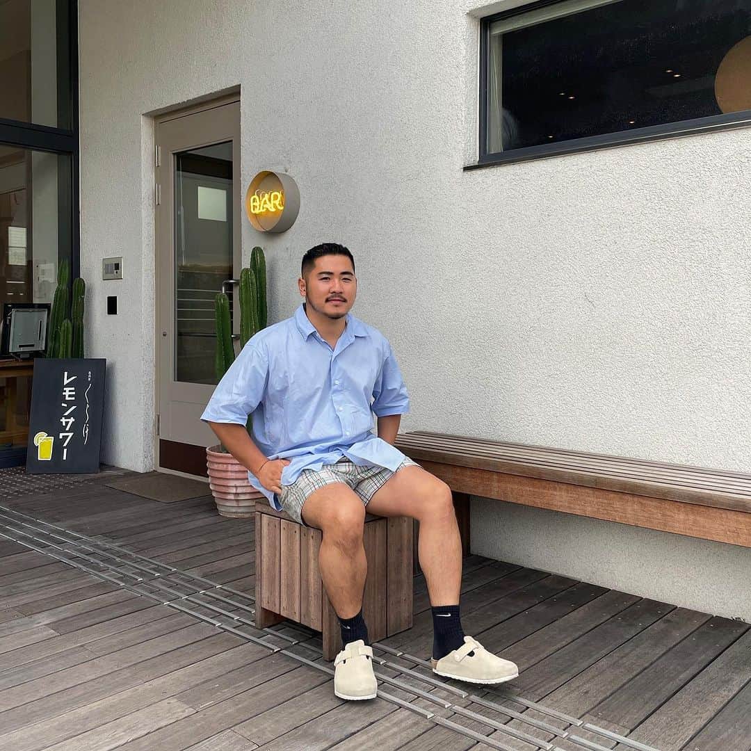 KEISUKE SYODAのインスタグラム：「レモンサワー🍋と @sombra.sombras 👍 ポップアップで限定のショーツ🧡 明日もいるから遊びに来てくださいまし⛵️ . sombras summer POP UP STORE in Japan 場所：MUSTARD HOTEL SHIMOKITAZAWA 〒155-0031 東京都世田谷区北沢３丁目９−１９  開催期間：2023年7月14日（金）-21日（金） 営業時間：10:00 - 19:00 ※15,16日のみ20:00までの営業 ※CASHLESS ONLY。現金でのお取り扱いはございません。 【ブランドオンラインストア】 https://sombra-sombras.com/」