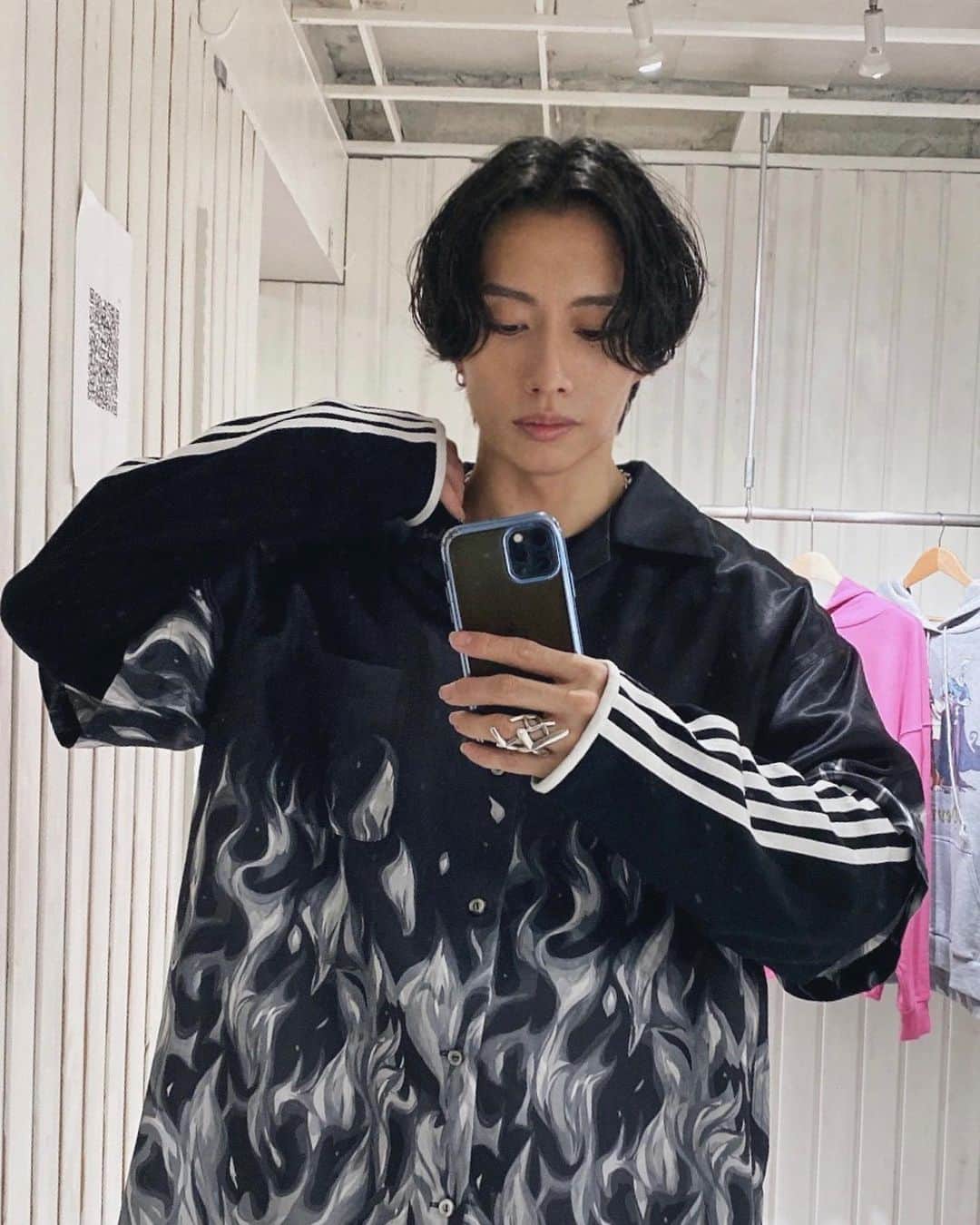 DJ FUMIのインスタグラム：「黒髪見納め😇 次何色でしょうか？」