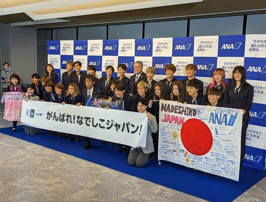 ANAのインスタグラム：「なでしこジャパン⚽️が決戦の舞台に向けて、ANAチャーター機にて出発しました❗️🇦🇺🇳🇿 これから始まる熱い闘いを、ANAも心から応援しています🏆 ガンバレなでしこジャパン❗🇯🇵✈️ @japanfootballassociation #ANAはJFAのメジャーパートナーです #jfa #daihyo #nadeshiko #なでしこジャパン #サッカー #サッカー日本代表 #ワールドカップ2023 #football #soccer #womensfootball #womenssoccer #女子サッカー #worldcup #fwwc」