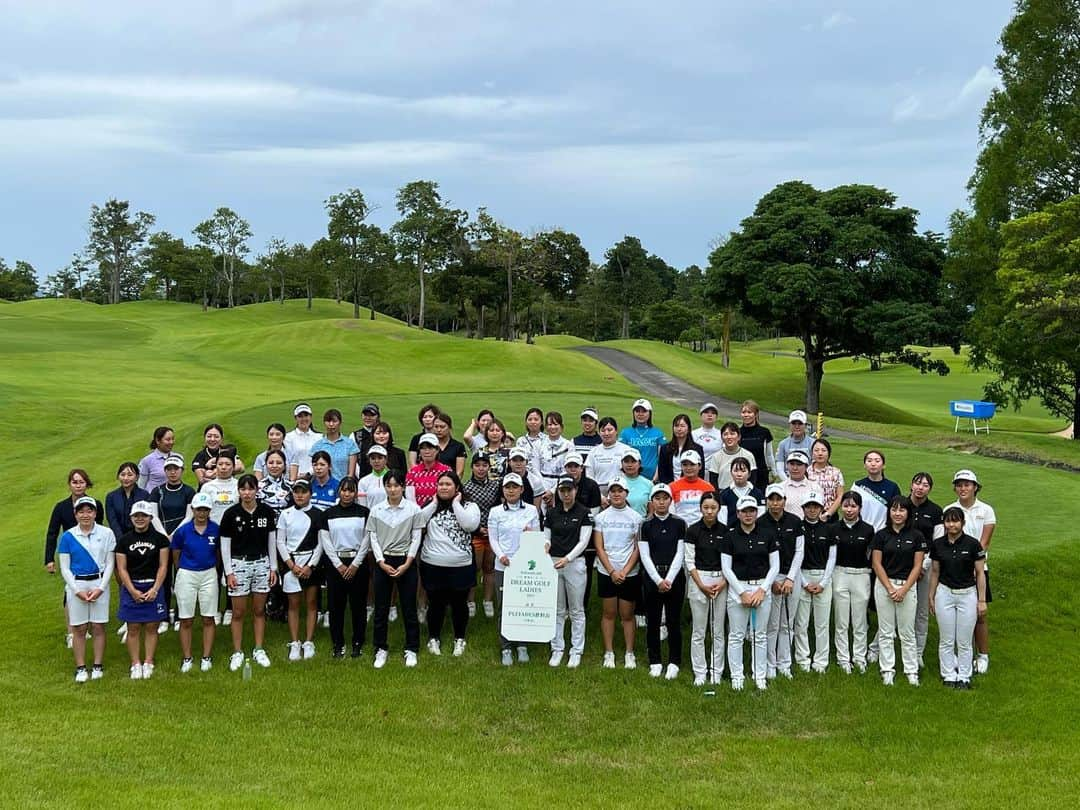 横峯さくらさんのインスタグラム写真 - (横峯さくらInstagram)「PLEIADES CUP 横峯さくらDREAM GOLF LADIES 2023 が無事終わりました⛳️ 主催者として大会を開催して頂いたプレアデス様このような素晴らしい大会を開催して頂きありがとうございます。@pleiades.official   参加してくれた選手の皆さんには心から感謝です。みんなが盛り上げてくれたことで素敵な大会にすることができました。ありがとうございます。  そして、大雨が降ったのにも関わらず、選手達から「グリーンのコンディションが良すぎてビックリ！」という声を沢山頂くぐらいコースのメンテナンスをしていただいた福岡雷山ゴルフ倶楽部様ありがとうございます。  大会を運営して頂いたスタッフの皆様がずっと大忙しで汗を流し準備をしてくださっていた姿を見て、この大会を絶対に成功させたいと強く思っていました。スタッフの皆様、素晴らしい大会を作り上げて頂きありがとうございます。  アメリカに行ってから漠然といつかジュニア育成の役に立てるようなことをしたいと考えていて、それが「PLEIADES CUP 横峯さくらDREAM GOLF LADIES」として形になりました。 この大会には2つの想いがあります。 1つ目は ジュニアの選手がプロと一緒に真剣勝負ができる場を作りたい。 私自身ジュニアの時にプロと一緒にラウンドをしたことで大きな刺激をもらい、今でも鮮明に記憶に残っています。その経験はプロになるための大きな力になりました。そんな経験をできる場をプロを目指す選手達に提供したいという想いでスタッフの皆さんと話して形にした大会です。  2つ目の想いは 出産をした選手達が子育てをしていてもプレーに集中できる環境を作りたいということです。 託児所を設置してママゴルファーが試合に出場するハードルをできる限り低くしたいと思っていました。今回は9名のお子様を託児所に預けて頂き、ママ達は試合を頑張ってくれていました！みんながプレーしている姿を見て嬉しい気持ちでいっぱいになりました。  託児所に関しての想いは次の投稿に詳しく書かせてもらいます！  大会を終え、参加してくれた皆様や一緒に大会を作り上げてくれた皆様からすごく幸せな気持ちをもらっています。本当にありがとうございました✨  #プレアデス #プレアデスカップ #プレアデスカップ横峯さくらドリームゴルフレディース #女子ゴルフ #女子ゴルファー #女子プロゴルファー #ママゴルファー #ゴルフ #みんなありがとう」7月15日 21時59分 - sakura_yokomine