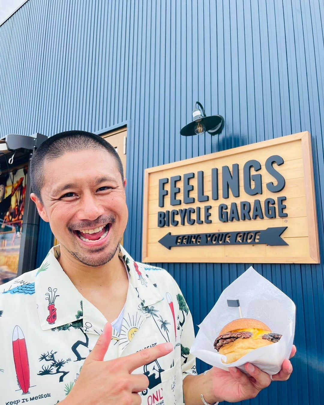 坪井慶介さんのインスタグラム写真 - (坪井慶介Instagram)「藤沢市にある「Feelings EAST」の オープニングイベントに妻が出店！！ @tomo_n.n_2  ワタクシは #バイトツボイ として参加しました〜〜🌚 準備して… ヤスダバーガー @_yasuda_burger_ の ハンバーガー🍔食べて… 友達の出店者 @kirihalebale のところでバイトして…  駄菓子屋ROCKさん @dagashiyarock のうまい棒お祝いスタンド立てバイトして… @art_moriya さんで藍染してもらい… @feelings_shonan のビーチクルーザーgetして… ヤスダバーガー🍔もう一回食べて… あー楽しかった‼️  素晴らしい人達が集まる、素晴らしい場所でした🤙🤙  #feelingsshonan  #feelingseast  #藤沢  #ローカルライフスタイル  #オープニングイベント  #バイトツボイ  #ヤスダバーガー  #2回食べる  #わんぱくおじさん  #空気入れおじさん  #支えてるおじさん  #アートもりや  #ビーチクルーザー  #チャリンコおじさん  #良いところには良い人たちがいる」7月15日 21時59分 - keisuke_tsuboi0916