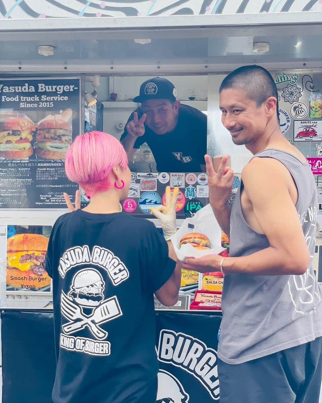 坪井慶介さんのインスタグラム写真 - (坪井慶介Instagram)「藤沢市にある「Feelings EAST」の オープニングイベントに妻が出店！！ @tomo_n.n_2  ワタクシは #バイトツボイ として参加しました〜〜🌚 準備して… ヤスダバーガー @_yasuda_burger_ の ハンバーガー🍔食べて… 友達の出店者 @kirihalebale のところでバイトして…  駄菓子屋ROCKさん @dagashiyarock のうまい棒お祝いスタンド立てバイトして… @art_moriya さんで藍染してもらい… @feelings_shonan のビーチクルーザーgetして… ヤスダバーガー🍔もう一回食べて… あー楽しかった‼️  素晴らしい人達が集まる、素晴らしい場所でした🤙🤙  #feelingsshonan  #feelingseast  #藤沢  #ローカルライフスタイル  #オープニングイベント  #バイトツボイ  #ヤスダバーガー  #2回食べる  #わんぱくおじさん  #空気入れおじさん  #支えてるおじさん  #アートもりや  #ビーチクルーザー  #チャリンコおじさん  #良いところには良い人たちがいる」7月15日 21時59分 - keisuke_tsuboi0916