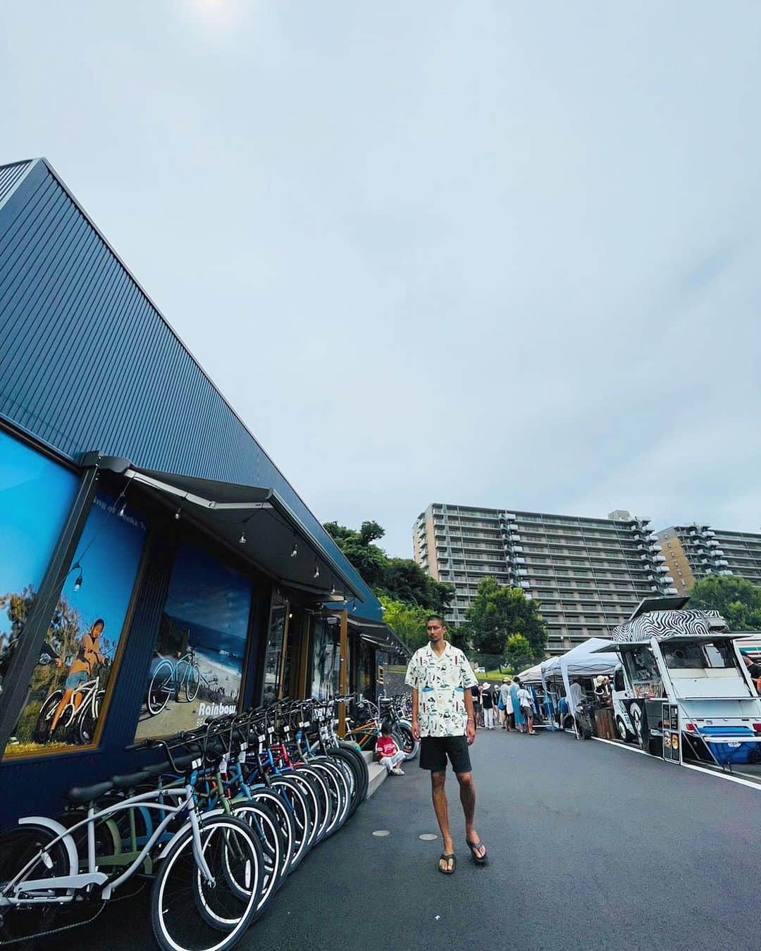 坪井慶介さんのインスタグラム写真 - (坪井慶介Instagram)「藤沢市にある「Feelings EAST」の オープニングイベントに妻が出店！！ @tomo_n.n_2  ワタクシは #バイトツボイ として参加しました〜〜🌚 準備して… ヤスダバーガー @_yasuda_burger_ の ハンバーガー🍔食べて… 友達の出店者 @kirihalebale のところでバイトして…  駄菓子屋ROCKさん @dagashiyarock のうまい棒お祝いスタンド立てバイトして… @art_moriya さんで藍染してもらい… @feelings_shonan のビーチクルーザーgetして… ヤスダバーガー🍔もう一回食べて… あー楽しかった‼️  素晴らしい人達が集まる、素晴らしい場所でした🤙🤙  #feelingsshonan  #feelingseast  #藤沢  #ローカルライフスタイル  #オープニングイベント  #バイトツボイ  #ヤスダバーガー  #2回食べる  #わんぱくおじさん  #空気入れおじさん  #支えてるおじさん  #アートもりや  #ビーチクルーザー  #チャリンコおじさん  #良いところには良い人たちがいる」7月15日 21時59分 - keisuke_tsuboi0916