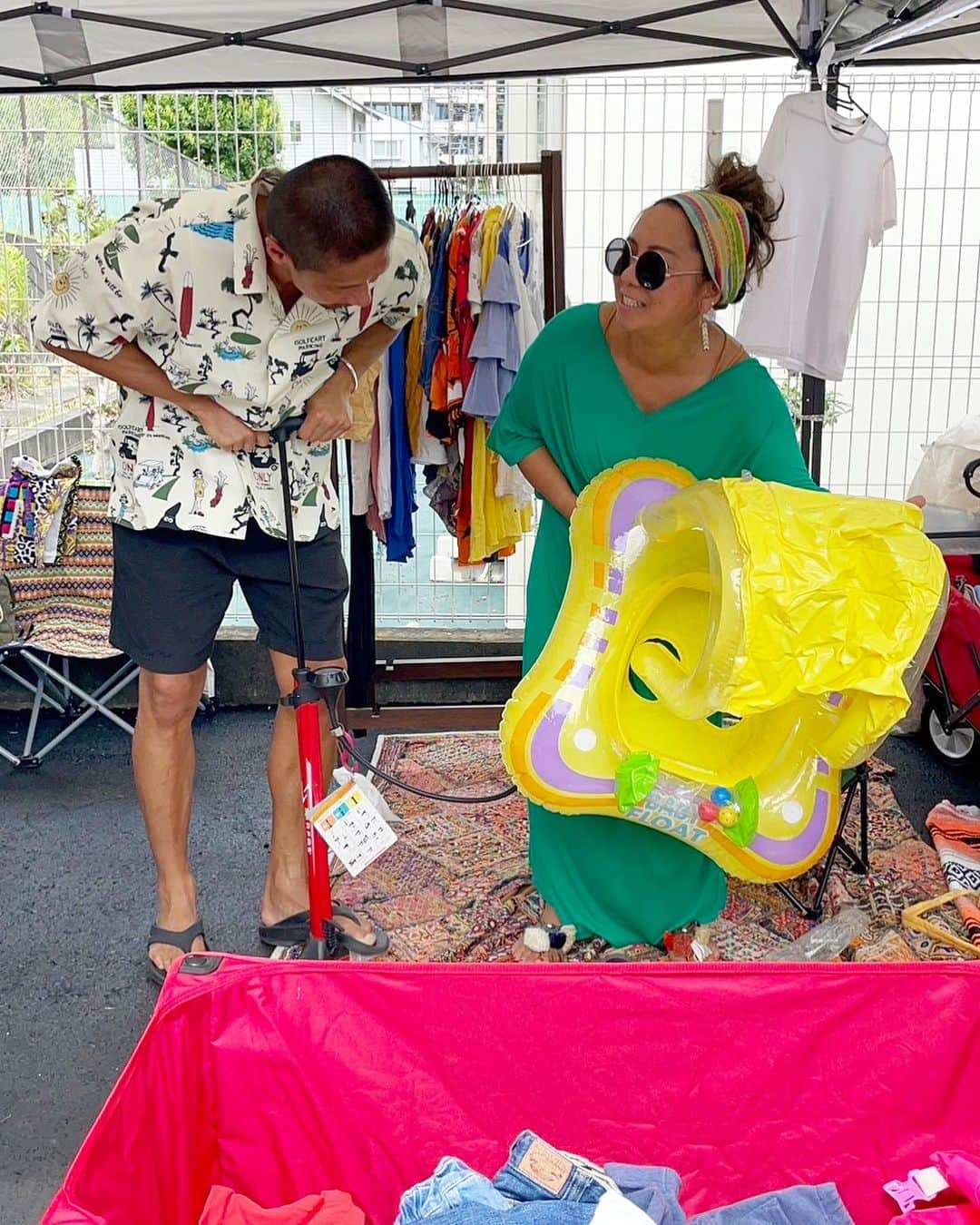 坪井慶介さんのインスタグラム写真 - (坪井慶介Instagram)「藤沢市にある「Feelings EAST」の オープニングイベントに妻が出店！！ @tomo_n.n_2  ワタクシは #バイトツボイ として参加しました〜〜🌚 準備して… ヤスダバーガー @_yasuda_burger_ の ハンバーガー🍔食べて… 友達の出店者 @kirihalebale のところでバイトして…  駄菓子屋ROCKさん @dagashiyarock のうまい棒お祝いスタンド立てバイトして… @art_moriya さんで藍染してもらい… @feelings_shonan のビーチクルーザーgetして… ヤスダバーガー🍔もう一回食べて… あー楽しかった‼️  素晴らしい人達が集まる、素晴らしい場所でした🤙🤙  #feelingsshonan  #feelingseast  #藤沢  #ローカルライフスタイル  #オープニングイベント  #バイトツボイ  #ヤスダバーガー  #2回食べる  #わんぱくおじさん  #空気入れおじさん  #支えてるおじさん  #アートもりや  #ビーチクルーザー  #チャリンコおじさん  #良いところには良い人たちがいる」7月15日 21時59分 - keisuke_tsuboi0916