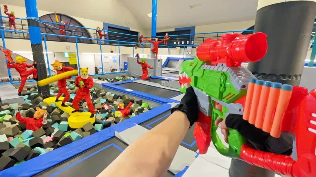 Kamiwaza Trickshotsのインスタグラム：「Nerf War | Amusement Park Battle 41🔫 ナーフ戦争 | トランポリンパーク エクストレッチ編🔥公開  今回の舞台は愛知県と岐阜県にある屋内アミューズメント施設！ トランポリンやスライダー、卓球など施設全体を使った熱きナーフの戦いをお見逃しなく😎🔥  @exstretch  お忙しいなか撮影に全面協力して頂き本当にありがとうございました🙏  @kamiwaza.tomo @nari_kamiwaza @hidetorian  #nerf #nerfwar #nerfgun  #youtube #exstretch #エクストレッチ #エクストレッチ東郷店 #エクストレッチ各務原店」