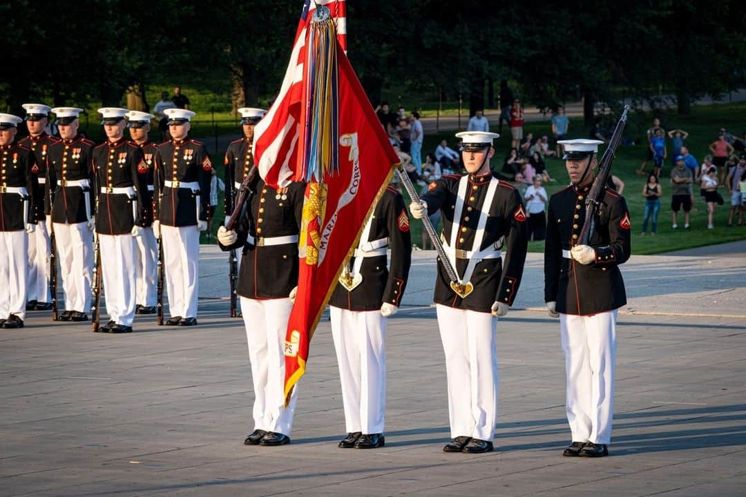 アメリカ海兵隊さんのインスタグラム写真 - (アメリカ海兵隊Instagram)「Traditions  📍 Lincoln Memorial, Washington, D.C., (July 11, 2023)  #Marines with @silentdrillplatoon execute their drill sequence during a Tuesday Sunset Parade.  The hosting official was Lieutenant General Edward Banta, Deputy Commandant, Installations and Logistics. The guest of honor was The Honorable Meredith Berger, Assistant Secretary of the Navy, Energy, Installations, and Environment/Chief Sustainability Officer.   📷 U.S. Marine Corps photo by Cpl. Mark A. Morales  #USMC #Military #SilentDrillTeam #LincolnMemorial」7月15日 22時00分 - marines