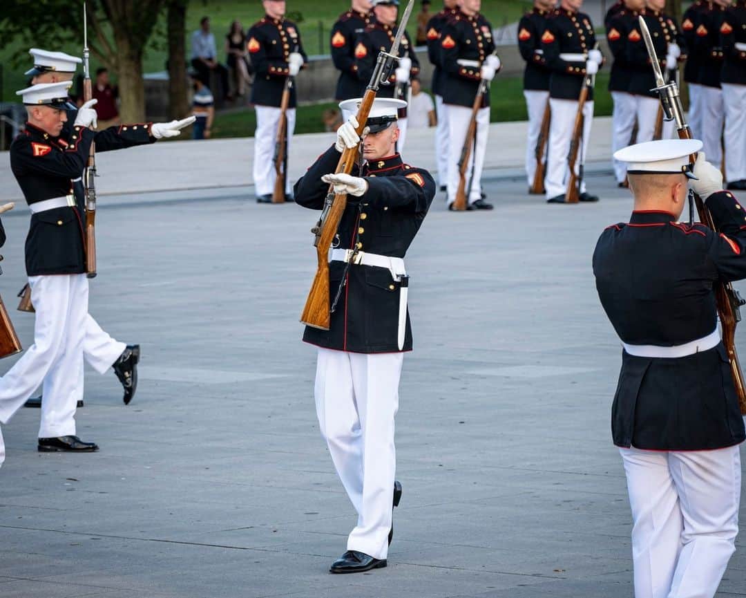 アメリカ海兵隊のインスタグラム：「Traditions  📍 Lincoln Memorial, Washington, D.C., (July 11, 2023)  #Marines with @silentdrillplatoon execute their drill sequence during a Tuesday Sunset Parade.  The hosting official was Lieutenant General Edward Banta, Deputy Commandant, Installations and Logistics. The guest of honor was The Honorable Meredith Berger, Assistant Secretary of the Navy, Energy, Installations, and Environment/Chief Sustainability Officer.   📷 U.S. Marine Corps photo by Cpl. Mark A. Morales  #USMC #Military #SilentDrillTeam #LincolnMemorial」