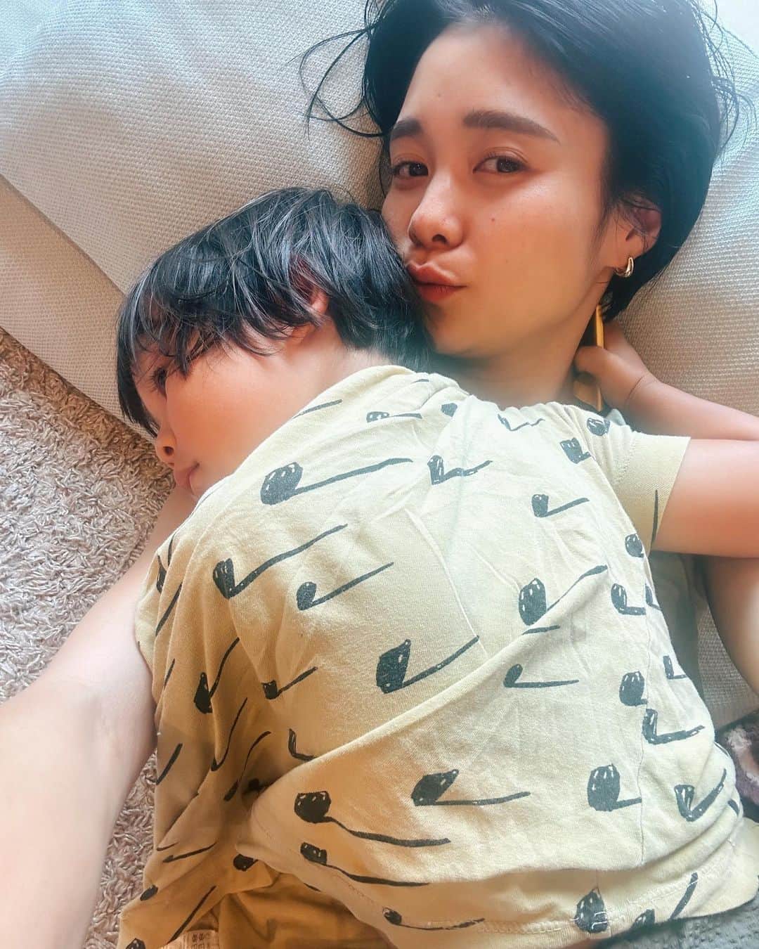 忍舞のインスタグラム：「いつまでこうやってくれるだろうか。  ギュウしながら テレビみる。  重いけど 暑いけど 幸せ💓🫰」
