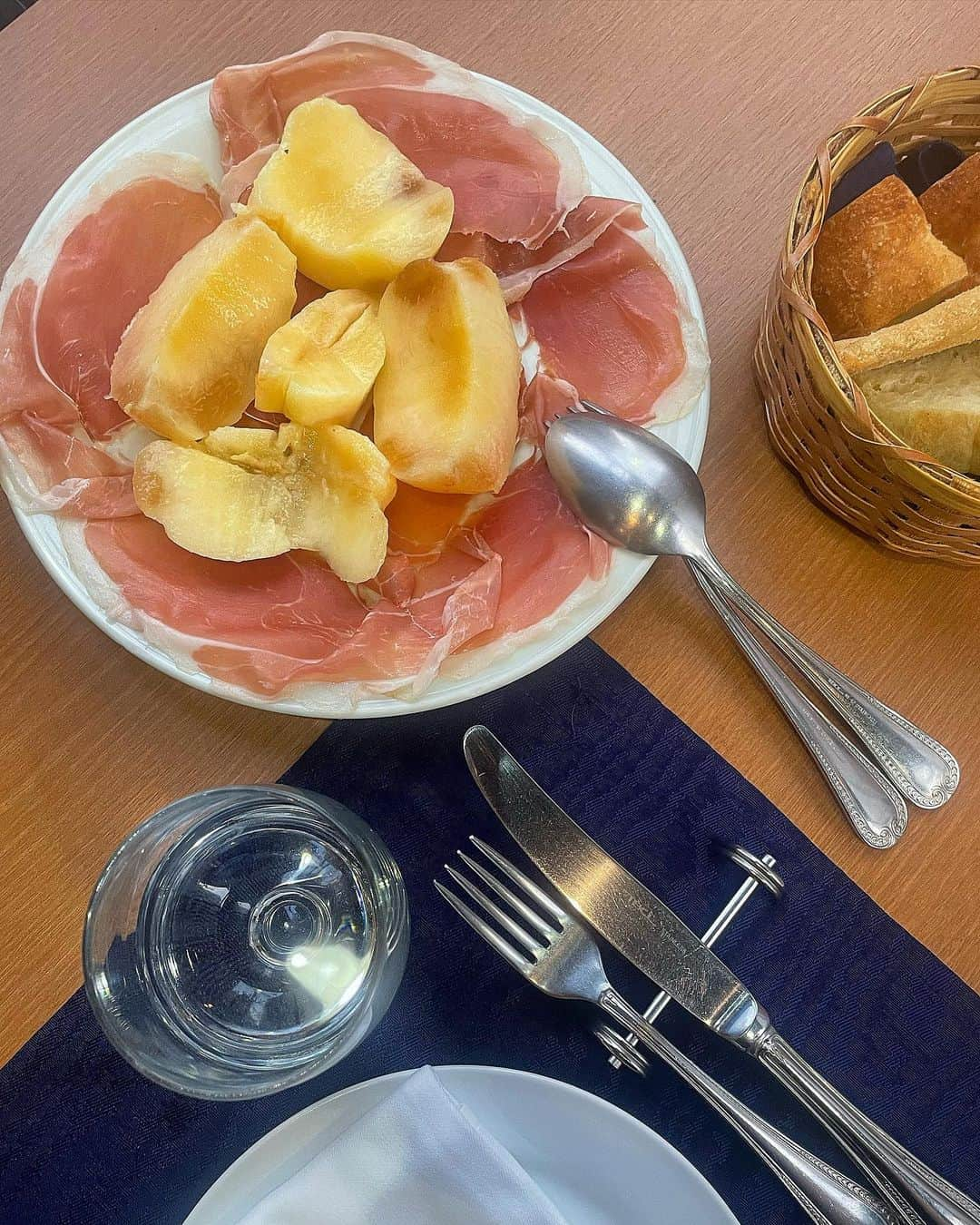 渡邉真梨奈さんのインスタグラム写真 - (渡邉真梨奈Instagram)「美味しい料理にワイン🍷  📍IL Ballond’oro  @ilballondoro   いっぱい食べたんだけど料理の写真この2枚しか撮ってなかった！ 食べるのに夢中でした！ ワイン飲みやすかった☺︎  ご馳走様でした！  #ilballondoro #恵比寿グルメ #ワインに合う料理」7月15日 22時01分 - b_e_n_a_92