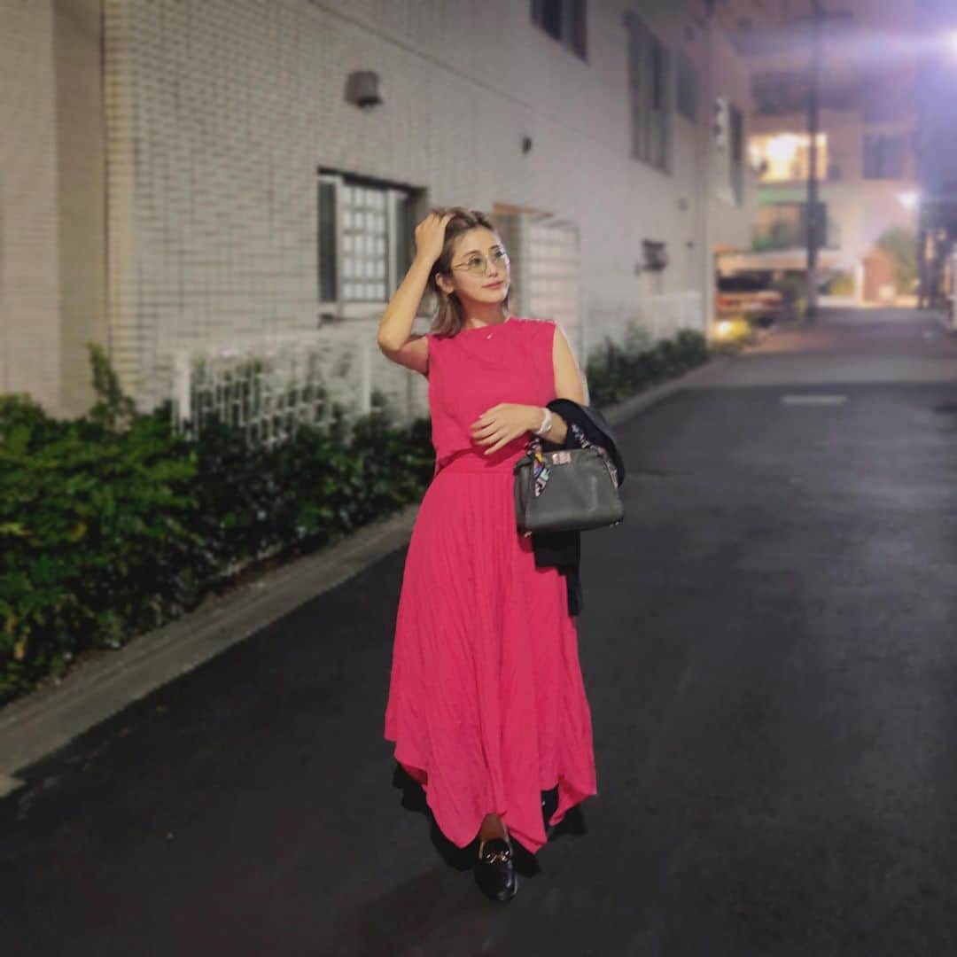 山下まみのインスタグラム：「食後のお散歩。 久々にゆっくりできる土曜日の夜。  ここ数日、耳を休めるためになるべく無音で生きてるけど、静かなところってやっぱりいいね。  うちの周りは、便利だけれどガヤガヤうるさいことに気がついた😂」