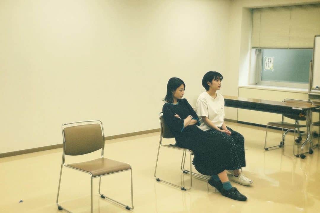 AO のインスタグラム：「『バター、トースト、ジャム』🍞 真剣稽古中写真 このシーンもとても好きだから頑張りたい…🤦🏻‍♀️ ぜひみにきてください〜 チケット予約URLとクラファンURLプロフィールに貼ってありますのでぜひ！！　 #BTJ#舞台#演劇」