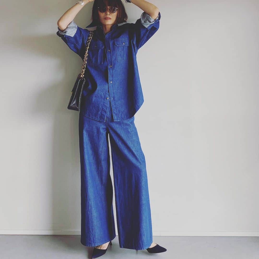 坪田あさみのインスタグラム：「昨日のデミルクスビームスインスタライブでは、 コラボデニムのブラックの話が多かったのですが、 こちらのきれいなブルーもすっごくおすすめです☺️  シャツ＆ワイドパンツ、シャツ＆ロングスカートともにこだわりが満載です🙌🏼 （アーカイブもありますのでよかったらご覧下さい）  昨日からBEAMSのWebshop、 またデミルクスビームスお取り扱い店舗にて予約販売開始してます。プロフィールにもリンク貼りますね。  また8/18(金)から全国のデミルクスビームスお取り扱い ビームス店舗にて販売開始、 26日（土）はビームス二子玉川店にて店頭イベントがあります🙌🏼 皆さまとお会いできるのを楽しみにしてまーす🫶🏼  #大人カジュアル #大人カジュアルスタイル #大人カジュアルファッション #大人カジュアルコーデ #きれいめコーデ #大人カジュアルコーディネート #大人カジュアル服　#こなれ感 #こなれカジュアル #こなれ #こなれコーデ　#40代 #40代ファッション #40代コーデ　#50代 #50代ファッション #50代コーデ #デニムコーデ #デニム #ブラックデニム #通勤デニム」