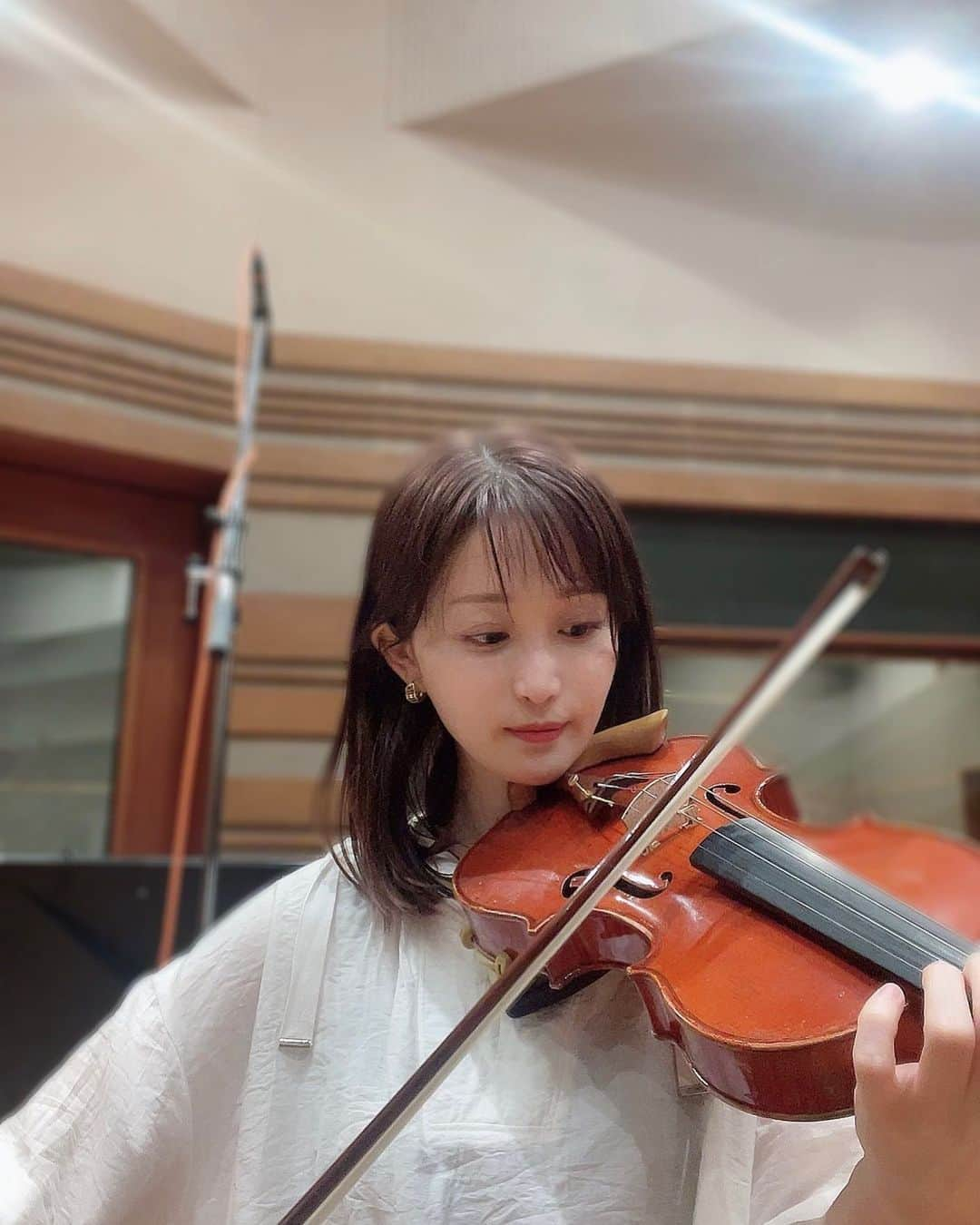 岡部磨知のインスタグラム：「🎐🎻🎐  #recording  #violin  #musician」