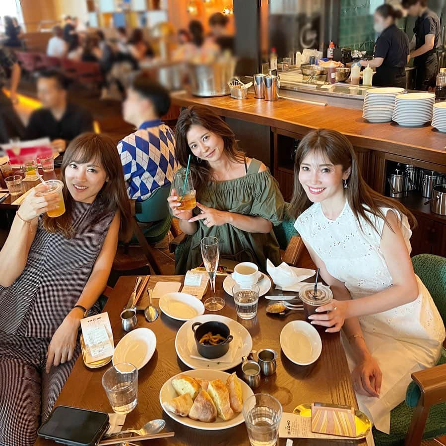 吉田美紀さんのインスタグラム写真 - (吉田美紀Instagram)「・ ・ この会、本当に楽しくてリラックスできて癒し☘️  可愛い娘ちゃん達のサマースクールのお迎えにも同行して この上ない癒しの時間でした♡  また来月！かな♡  #friends #lunch #belcomo #お友達 #ランチ #ベルコモ」7月15日 22時07分 - miki__yoshida