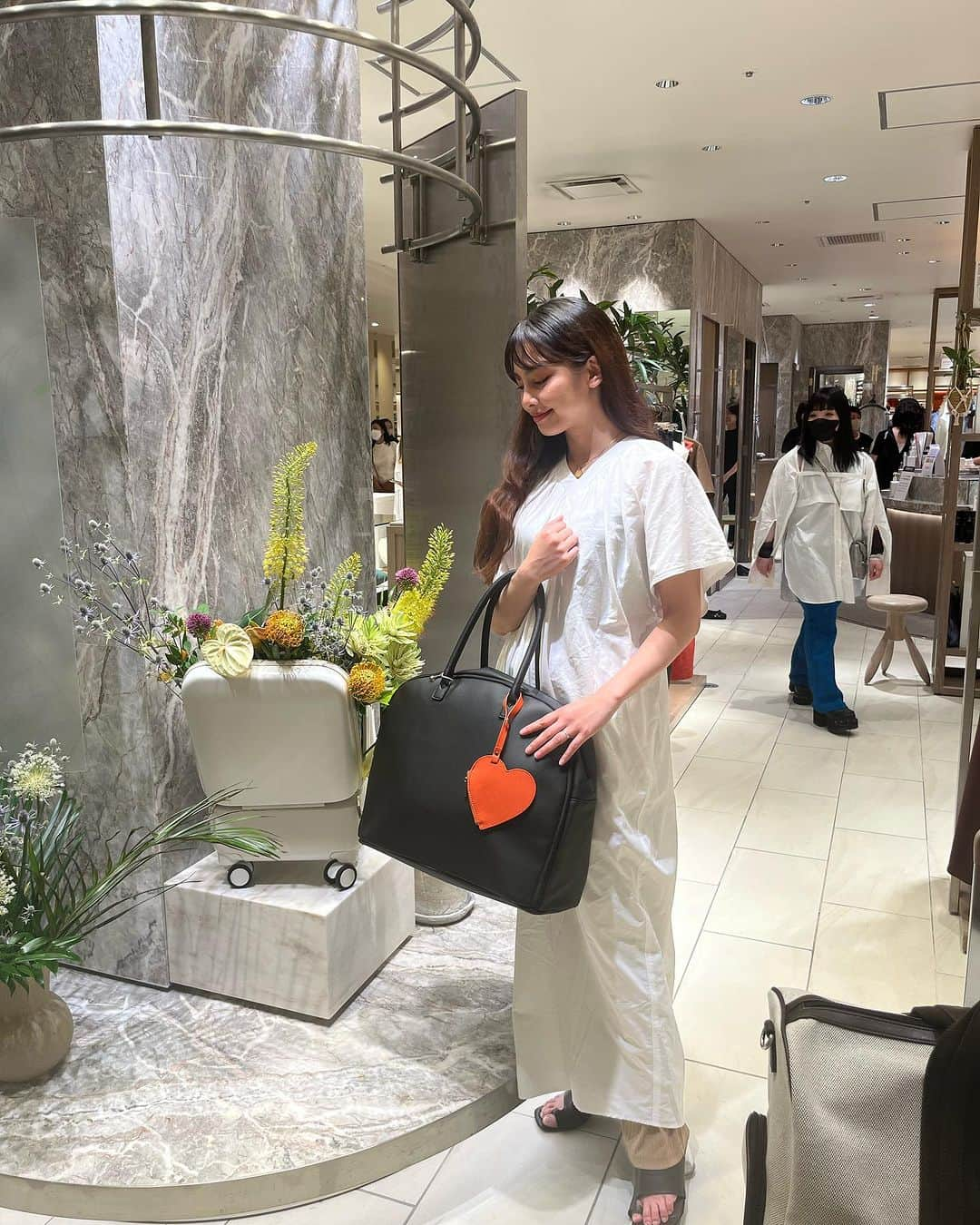 芦住彩來さんのインスタグラム写真 - (芦住彩來Instagram)「@awwtravel_official  TOKYO POP UP STORE 👜🤍  旦那2人と一目惚れしたバック✨  ドッグラン行く時とか荷物多いから すごい大きいバック欲しかったんだよね☺️🌸  使うの楽しみ🐕♩  サボテン、アップルで 出来たサスティナブルアイテムが 印象的でずっとびっくりしてた🌵🍎  いやーほんとすごすぎよね😌  ポップアップ東京は18までだよ✨  大阪でもやるからぜひ🫶  <TOKYO> Date: 2023.07.12 (WED)-18(Tue) Place:伊勢丹新宿店本館 2F アーバンクローゼット Time: 10:00-20:00  <OSAKA> 期間7月19日-26日 大阪阪急うめだ本館4階  @awwtravel_community  #findyouraww #mygreenerchoice #aww_travel_popup」7月15日 22時20分 - i._am_sarah