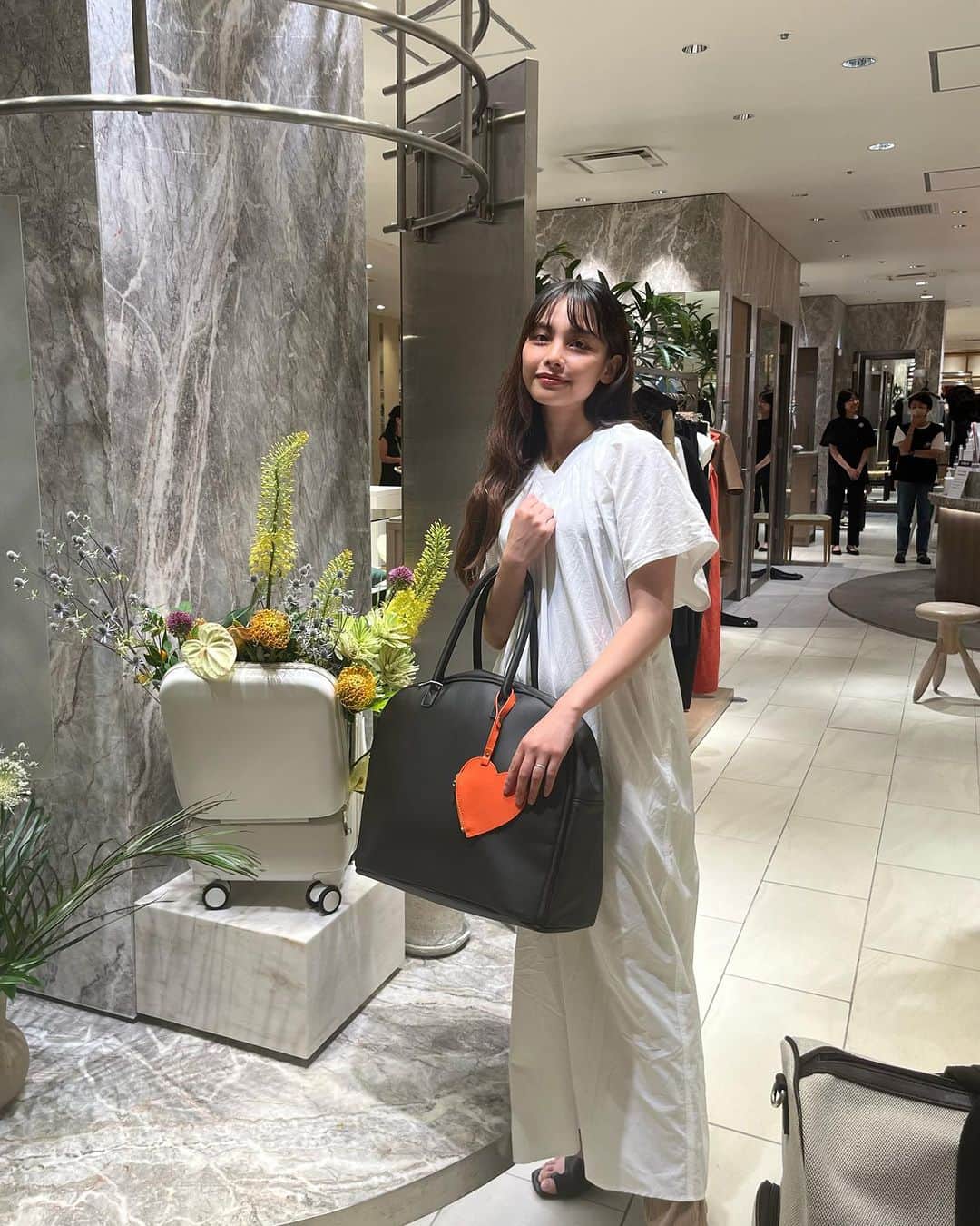 芦住彩來のインスタグラム：「@awwtravel_official  TOKYO POP UP STORE 👜🤍  旦那2人と一目惚れしたバック✨  ドッグラン行く時とか荷物多いから すごい大きいバック欲しかったんだよね☺️🌸  使うの楽しみ🐕♩  サボテン、アップルで 出来たサスティナブルアイテムが 印象的でずっとびっくりしてた🌵🍎  いやーほんとすごすぎよね😌  ポップアップ東京は18までだよ✨  大阪でもやるからぜひ🫶  <TOKYO> Date: 2023.07.12 (WED)-18(Tue) Place:伊勢丹新宿店本館 2F アーバンクローゼット Time: 10:00-20:00  <OSAKA> 期間7月19日-26日 大阪阪急うめだ本館4階  @awwtravel_community  #findyouraww #mygreenerchoice #aww_travel_popup」