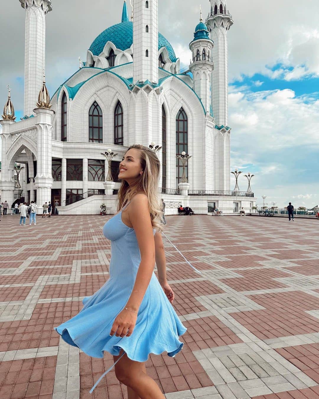 クリスティーナ・クレイトのインスタグラム：「Туристик фото в любимой Казани.  Что здесь посмотреть? Вкусно поесть?  Dress @iamstudio 🩵」