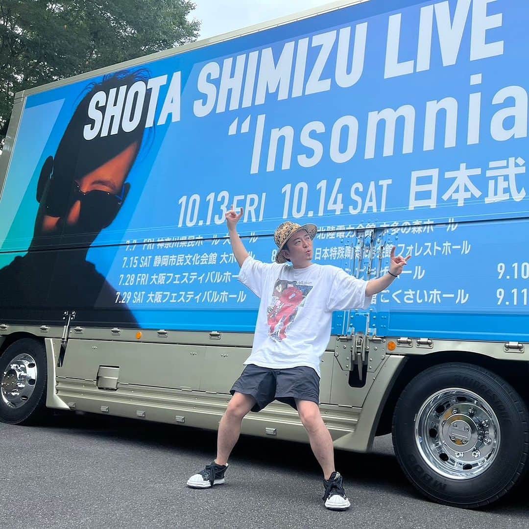 鈴木渉のインスタグラム：「翔太くんインソムニアツアー2本目、静岡公演ありがとうございました！  写真はツアトラの前ではしゃぐベースおじさんだよ！  #清水翔太 #静岡市民文化会館 #インソムニアポーズ #武藤敬司さんポーズとの近似値」
