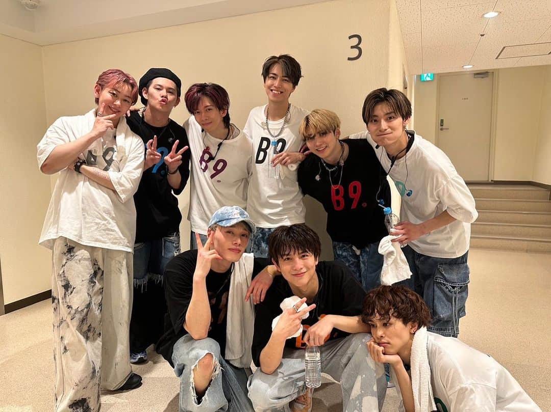 リョウガのインスタグラム：「B9 Unlimited大阪公演2日目終了 エセ関西弁って言われへ⤴︎んように猛練習し⤴︎ときます これか⤴︎らも暖かく見守ってく⤴︎ださい⤵︎ #b9unlimited #お菓子のまるしげ」