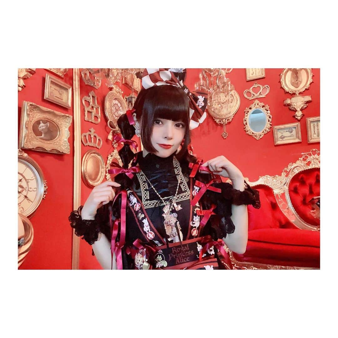 藤城リエのインスタグラム：「⁡ ⁡ ⁡ 🖤🎪 Sweet Magic 🎪🖤 ⁡ ダークでキュートな世界観のサーカス🤡 ⁡ デザイナーのアイトさんに可愛くしていただき ヘアメイク盛り盛りリボン！なわたしでした！ ⁡ ⁡ 2枚目はお茶会の時のシルクハットver.🪄ˎˊ˗⁡ ⁡ ⁡ ⁡」