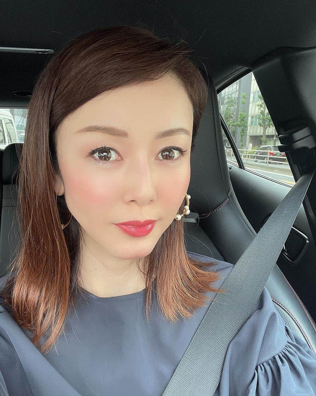 宮崎宣子のインスタグラム：「髪の毛を少し切り、 @abbey_nakamura   チークの色を変え、 @givenchybeauty   リップは @diorbeauty   にしてみました。  衣装は、 @anana_official  です。  面倒くさがりで、 ほとんど化粧品を変えることもなかったのですが、  マレーシア🇲🇾に行く時の羽田の免税店であまりにも安かったので買ってみました。  今は世界🌍で一番日本🇯🇵が安いと店員さんの言葉にのせられてまとめ買い。  この前デビューしました。  仕上がりはいいとしても、 新しい化粧品を使うって気分いいですね😂  前のチークっていつ買ったのかも思い出せない😅  また、数年お世話になります🙏  #化粧品かえるだけでウキウキする  #久しぶりの買い物 #チーク #リップ #美容室 #abbey2  #中村さん #いつもありがとうございます」