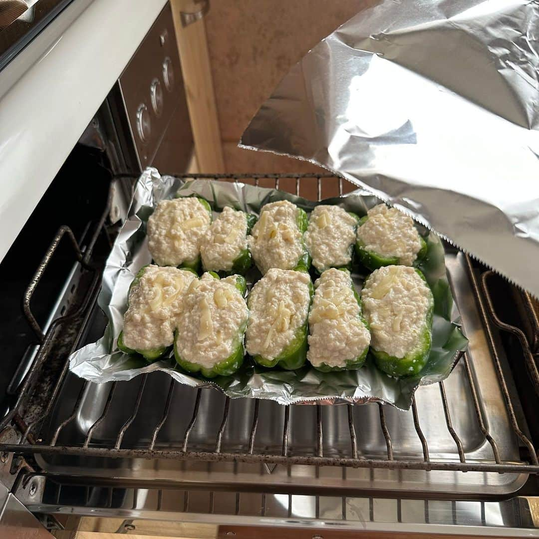 Tesshiさんのインスタグラム写真 - (TesshiInstagram)「豆腐詰めピーマン Tofu stuffed peppers #yummy #homemade #healthy #tofu #stuffedpeppers #bellpeppers #cheese #おいしい #ピーマン #おつまみ #豆腐 #チーズ #マカロニメイト #フーディーテーブル #手作り  豆腐1丁300g(水切り)、チーズひとつかみ50g〜、片栗粉大2〜、中華スープの素大1/2、ごま油大1/2、しょうゆ大1/2、生姜、塩胡椒、ピーマン5個＋片栗粉 アルミホイルをかぶせて魚焼きグリルorオーブントースター、それかフライパンで焼く 食べる時にぽん酢など 300g tofu(drain the water), a bunch of cheese 50g~, 2~ tbsp starch, 1/2 tbsp stock powder, 1/2 tbsp sesame oil, 1/2 tbsp soy sauce, ginger, salt and pepper… 5 ball peppers with starch … and Ponzu dipping sauce if you want!」7月15日 22時26分 - tmytsm