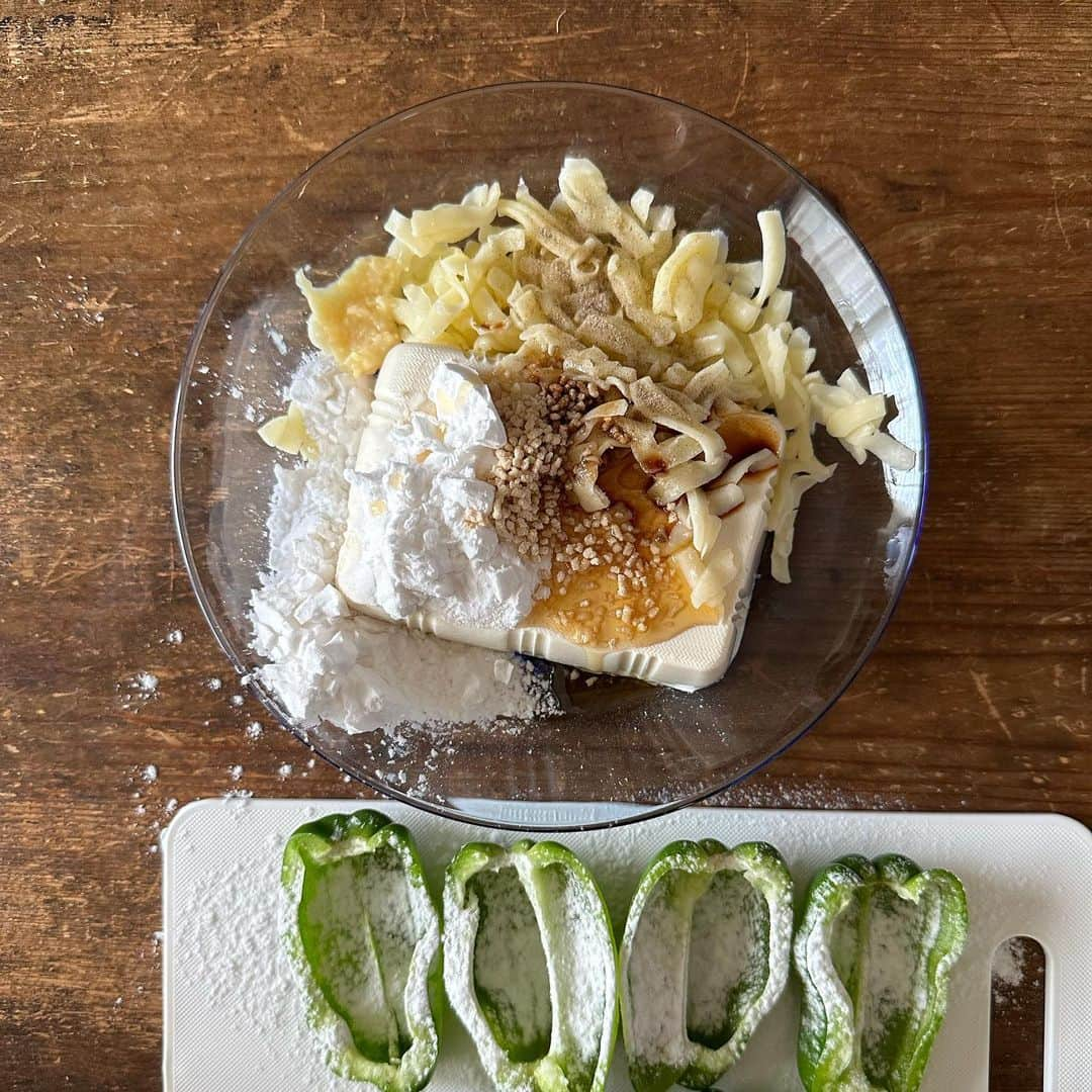 Tesshiさんのインスタグラム写真 - (TesshiInstagram)「豆腐詰めピーマン Tofu stuffed peppers #yummy #homemade #healthy #tofu #stuffedpeppers #bellpeppers #cheese #おいしい #ピーマン #おつまみ #豆腐 #チーズ #マカロニメイト #フーディーテーブル #手作り  豆腐1丁300g(水切り)、チーズひとつかみ50g〜、片栗粉大2〜、中華スープの素大1/2、ごま油大1/2、しょうゆ大1/2、生姜、塩胡椒、ピーマン5個＋片栗粉 アルミホイルをかぶせて魚焼きグリルorオーブントースター、それかフライパンで焼く 食べる時にぽん酢など 300g tofu(drain the water), a bunch of cheese 50g~, 2~ tbsp starch, 1/2 tbsp stock powder, 1/2 tbsp sesame oil, 1/2 tbsp soy sauce, ginger, salt and pepper… 5 ball peppers with starch … and Ponzu dipping sauce if you want!」7月15日 22時26分 - tmytsm