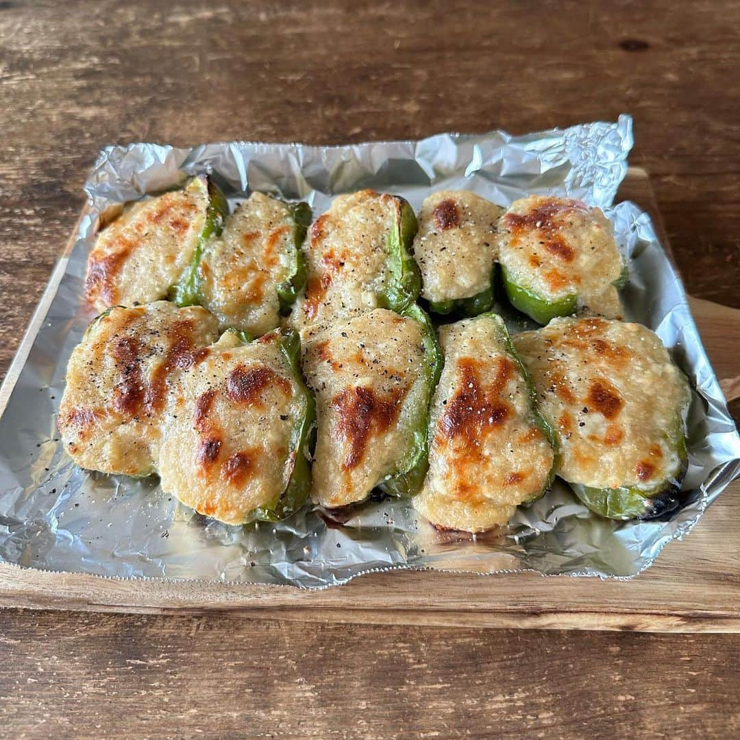 Tesshiさんのインスタグラム写真 - (TesshiInstagram)「豆腐詰めピーマン Tofu stuffed peppers #yummy #homemade #healthy #tofu #stuffedpeppers #bellpeppers #cheese #おいしい #ピーマン #おつまみ #豆腐 #チーズ #マカロニメイト #フーディーテーブル #手作り  豆腐1丁300g(水切り)、チーズひとつかみ50g〜、片栗粉大2〜、中華スープの素大1/2、ごま油大1/2、しょうゆ大1/2、生姜、塩胡椒、ピーマン5個＋片栗粉 アルミホイルをかぶせて魚焼きグリルorオーブントースター、それかフライパンで焼く 食べる時にぽん酢など 300g tofu(drain the water), a bunch of cheese 50g~, 2~ tbsp starch, 1/2 tbsp stock powder, 1/2 tbsp sesame oil, 1/2 tbsp soy sauce, ginger, salt and pepper… 5 ball peppers with starch … and Ponzu dipping sauce if you want!」7月15日 22時26分 - tmytsm