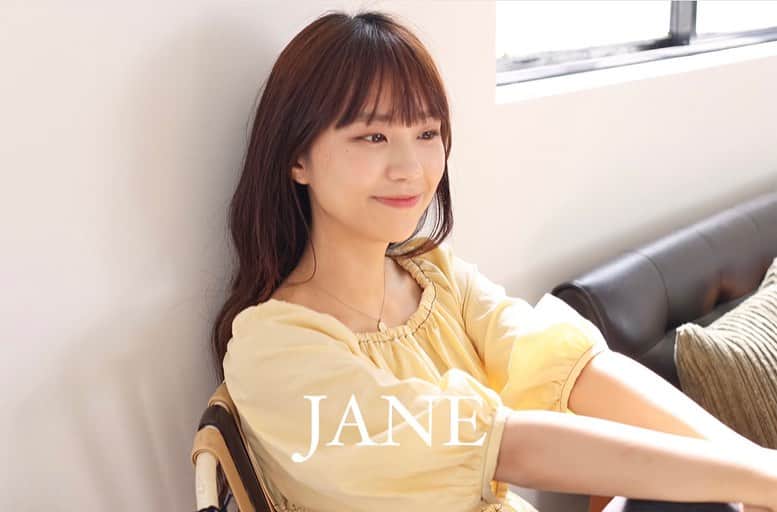 Janeぜうんのインスタグラム：「Jane necklace🌼!!  この度、初めてのじぇーんグッズであるJaneネックレスを　　　　@analuisanyと 一緒に出しました‼︎🪄 1年半前から準備してきたプロジェクトで遂にこうやってみんなに報告できてとても嬉しいです🫧 Ana Luisaチーム、そしてみんな、本当にありがとうございます🤍コマヲ‼︎ ①普段使いできて、まじでどんな服に合うし、 ②その日の気分に合わせてつけれるように表も裏もそれぞれ違うデザインにしてます ③真ん中のぷっくり♡も最高にかわちい ④ 0から私がデザインしました🪄 プロフィールにリンクあるのでそこから見てみてください🖇️🤍  이번에 @analuisany 와 함께 저의 첫 굿즈(?..) 인 Jane목걸이를 만들었습니다 와아아아짝짝짝 1년반 전부터 준비를 해왔던 프로젝트라서 드디어 여러분과 공유할 수 있게 되어 너무너무 기뻐요🦦🤍Ana Luisa팀 그리고 무엇보다 여러분께 정말 감사합니다!!!  ①평소에 어떤 옷에도 잘 맞고  ②그 날 기분따라서 할 수있게 front, back 각각 다른 디자인으로 해봤어요! ③중간에 3D 하트도 귀엽뽀짝 뽀인트🪄  ④1부터 제작, 디자인했슴다 사이트 링크는 프로필에서📂  Hihihihi i can finally share my necklace I made with analuisa 😭🤍 I’ve been working on this project for a year now, and im so excited to share it with you all🧚 Hope you all love this daisy piece as much as i do🦦 Link in bioooo!!!  #analuisa #janenecklace」