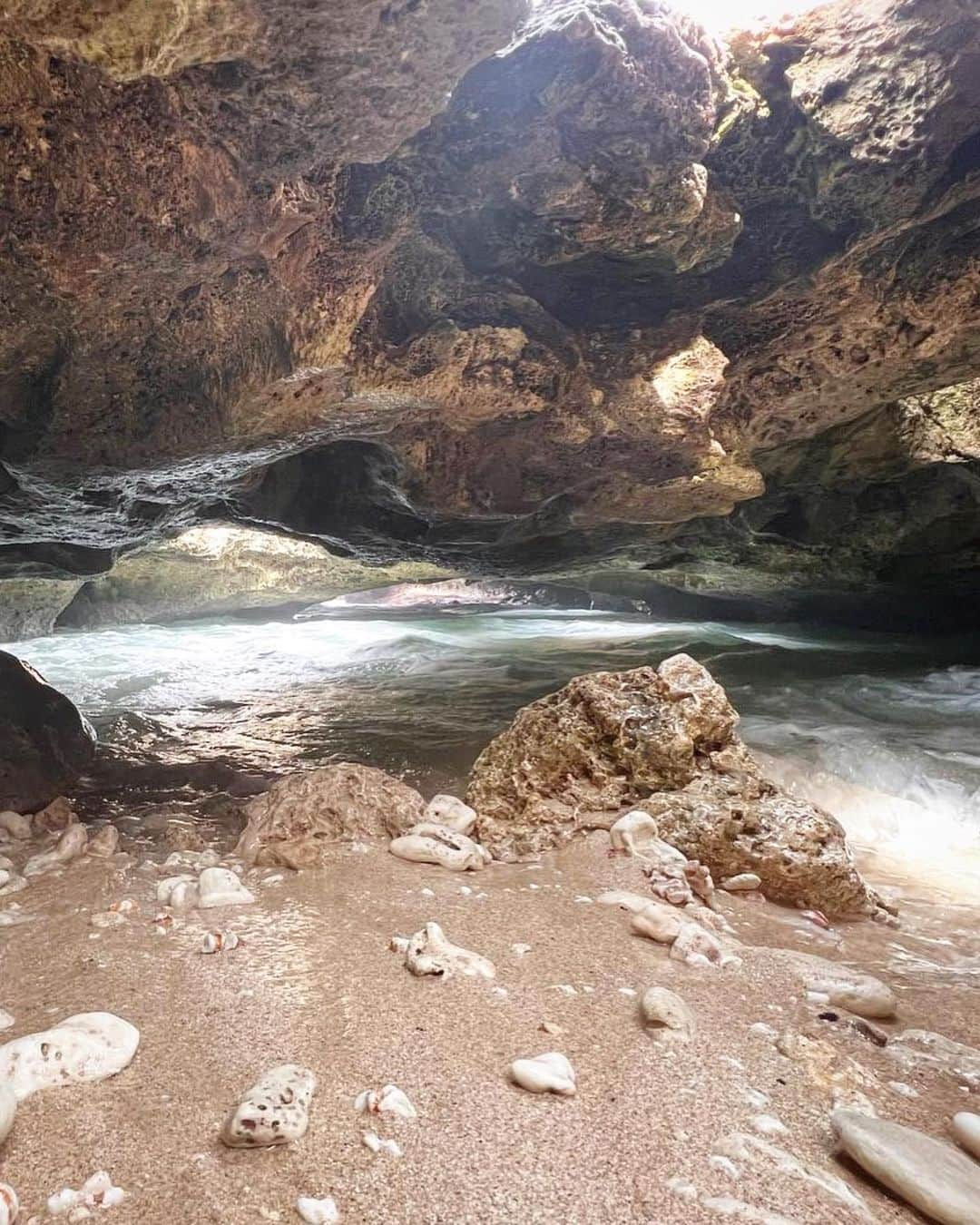 宮内理沙さんのインスタグラム写真 - (宮内理沙Instagram)「#mermaidcaves  #hawaii #♡  下から見るとハートに見えるんです💡 幻想的だったなあ ビーサンはご愛嬌で🙈🩴💭」7月15日 22時27分 - risa_miyauchi