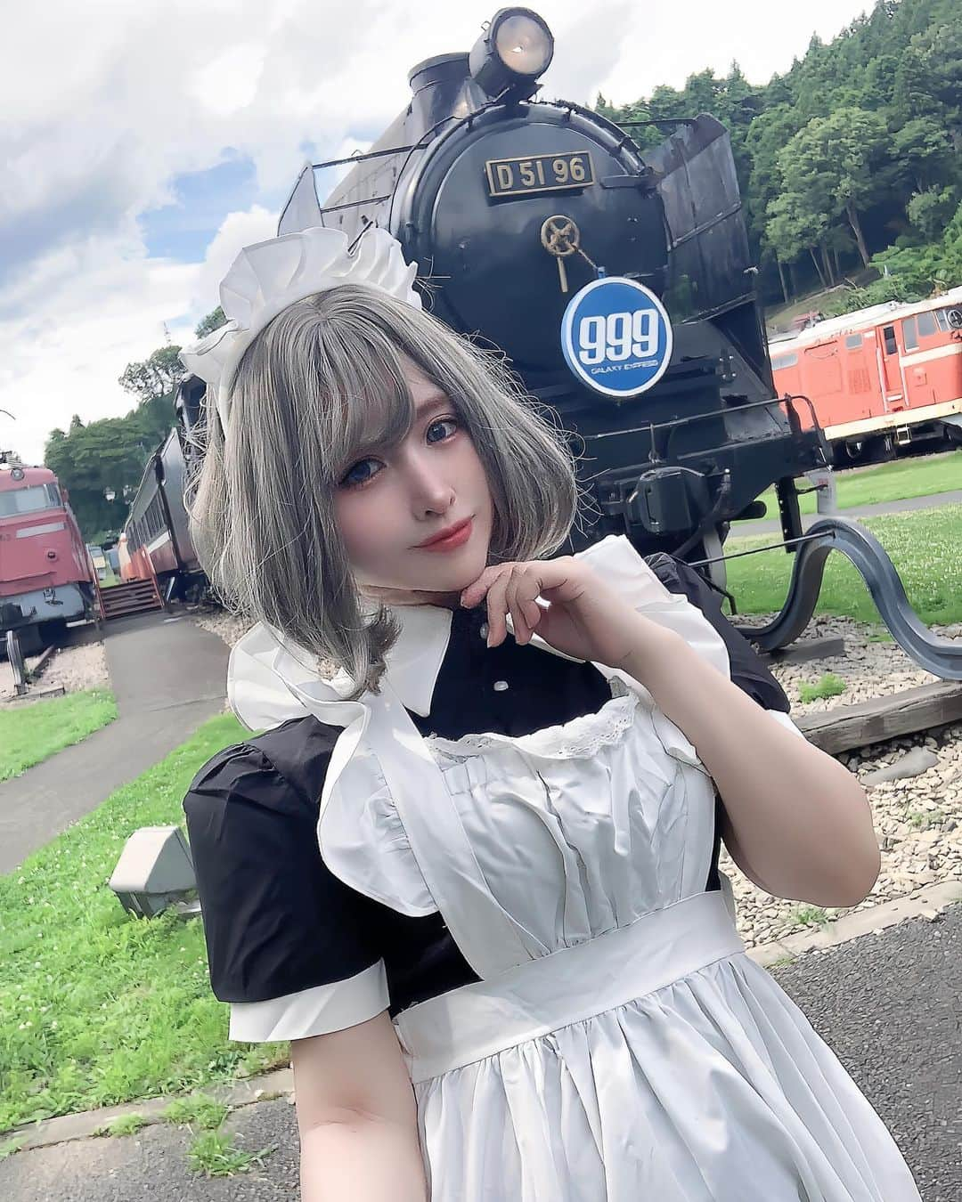 深月風香さんのインスタグラム写真 - (深月風香Instagram)「🚂 群馬へ行ってきました🐴 お仕事だったけど日帰り旅行のようで楽しかったよ☺️  新幹線🚄に乗ったらチャレンジしたいのは やはりｼﾝｶﾝｾﾝｽｺﾞｸｶﾀｲｱｲｽ🍨 東京から高崎は1時間くらいだっけ？ 短い時間内に食べれるかなーとチャレンジ✨  しばらくすると車内販売が来て スジャータのバニラかチョコにしようと思ったら無くて 新潟こしひかりジェラート🌾とスジャータのずんだ🫘のみでした🫨 一緒に行ったみけちちゃんがずんだで私はこしひかりジェラートで挑戦💪  やはりｽｺﾞｸｶﾀｲｱｲｽ…力入れないと刺さらない 私のはジェラートなので割と早く柔らかくなって時間内に食べるの成功したよ✊ こしひかりってことでお米が混ざっていてびっくり🌾 甘ったるく無く重たくもなくおいしかった😋🍚 ずんだの方も混ざってたみたいだよ🤤  一方ずんだ挑戦のみけちちゃんは 流石スジャータ、いつまで経っても溶けない…！！ 結局諦めて高崎着いてから食べることになりました。  んーやっぱスジャータアイスは厳しいね！！！！！  みんな新幹線の乗車時間何分あったら ｼﾝｶﾝｾﾝｽｺﾞｸｶﾀｲｱｲｽ🍨チャレンジする？？  —————♡⃛ 深月風香 自己紹介 ♡⃛————— 深月風香(みづきふーか) コスプレイヤー、モデルとして活動中  ❤︎大型イベント等の企業公式コスプレイヤーのお仕事承ってます お仕事依頼はDM下さい☺️  ❤︎撮影会は毎月平日休日開催中 私服、コスプレ、水着系撮影できます 撮影会はスマホ撮影もOKです🙆‍♀️  ❤︎アニメが好き ❤︎キャンプが好き ❤︎映画が好き  《 ハイライト 》 ハイライトにはふーかと会える撮影会やイベント告知をまとめてます 会いにきてね🥰  《 Threads 》 threadsやってます！ 日常とかつぶやいてますので見てみてね threadsはプロフから飛べます✈️  ———♡⃛ここまで読んでくれてありがとう♡⃛——— #コスプレイヤー #コスプレ女子 #コスプレ #撮影会モデル #被写体 #被写体モデル #二次元 #メイド服  #ロングメイド  #銀河鉄道999  #galaxyexpress999  #群馬観光  #シンカンセンスゴクカタイアイス」7月15日 22時37分 - fuuukarin