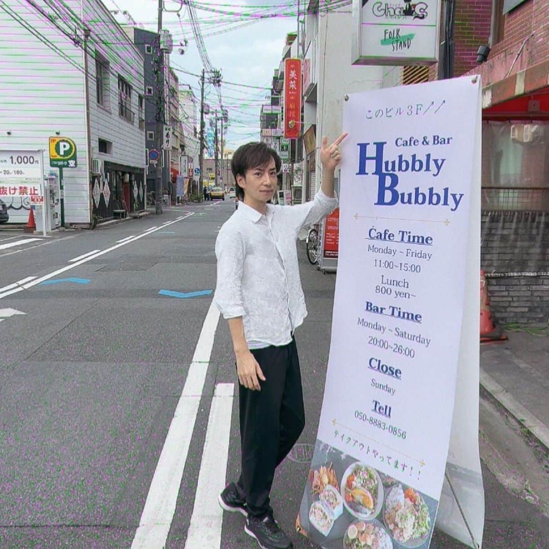 三宅裕貴のインスタグラム：「PR 岡山県岡山市北区磨屋町にあるHubblyBubblyのランチセットを食しに伺いました。  お店の向かいにコインパーキングがありましたが、満車だった為に、お店まで徒歩2分のコインパーキングに駐車しました。コインパーキングがたくさんある地帯です。  3Fの店内に入り、1番奥の窓際に座り、ランチセットの中から、野菜たっぷりドライカレー(十六穀米)➕本日のスープ(えびとトマトのビスク)➕パイナップルジュース➕ABURIバスチーを注文しました。  野菜たっぷりドライカレーは、 サラダが一口サイズで食べやすく、ちょっぴり酸味の効いたドレッシング、アーモンド、カシューナッツ、くるみの食感で、美味しかったです。(食欲が出ました。) スライスのニンジン、プチトマト、ポテトサラダとすぐに食してしまいましたが、どれもマイルドで優しいお味で、美味しかったです。(健康的でテンション上がりました。) ナス、レンコン、インゲン、目玉焼きを一緒に食したドライカレーは、辛くなくてマイルドで美味しかったです(ちょっと夏バテ中なのに、食べやすくて完食しました。)  カレーの合間に食したえびとトマトのビスクは、程よく酸味があって、美味しかったです(一気に飲み干しそうだったので、少しずつ飲んで、完食しました)。  食後にしようか迷っていたパイナップルジュースは、食中に飲みました。冷えててリフレッシュ。美味しかったです。ドライカレーが辛くなかったから、食後にしてもらえば良かったかも。  ABURIバスチーは、炙りの表面が硬くて、中のチーズケーキがとろける状態で、生クリームと一緒に食しました。美味しかったです。(うまっと笑み浮かべてたら、店員さんと目が合ってしまいました^^;)  ランチメニューを載せました。 野菜たっぷりドライカレーセットもご検討下さいませ。ご飯の量調整可です。  ▷ @hubbly__bubbly  #fubblybubbly #岡山ランチ #岡山カレー #岡山スイーツ #岡山カフェ #岡山バー #岡山グルメ #岡山 #ドライカレー #スイーツ #バスクチーズケーキ #カフェ #ボリューム満点 #ボリューミー #ヘルシー #健康的メニュー #健康的 #PR」