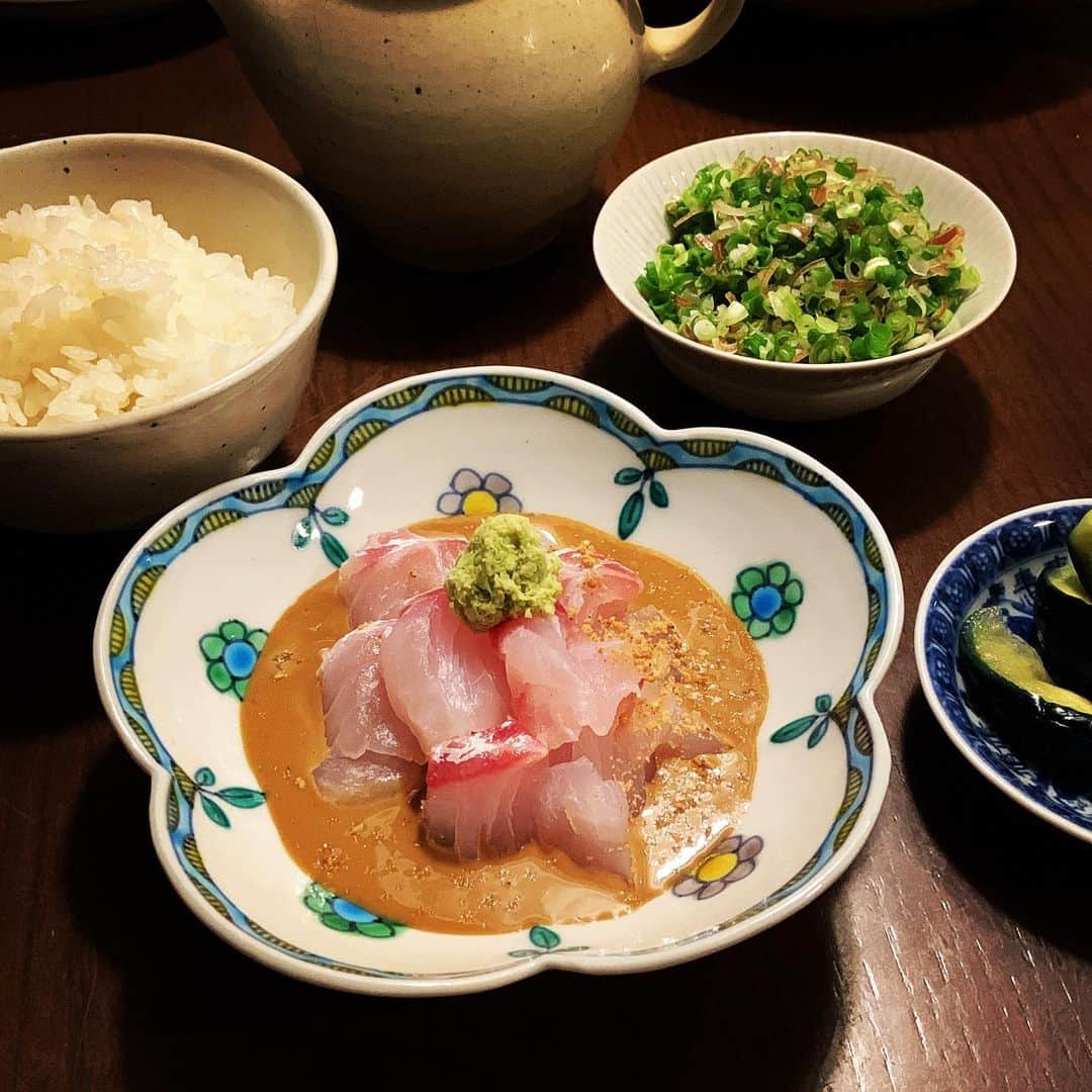 志摩有子さんのインスタグラム写真 - (志摩有子Instagram)「本日の主役は鯛茶漬け。 立派な真鯛にひとめぼれ。 三昧におろしてもらって半身を頂いた。 濃厚なごまだれに淡白な真鯛の組み合わせを炊きたてごはんと。 もう何も言うことはありません。  #鯛茶漬け #経堂魚真」7月15日 22時31分 - ariko418
