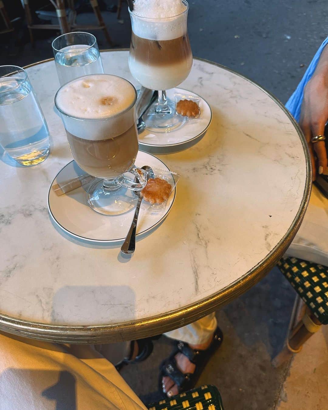 小梶恵莉さんのインスタグラム写真 - (小梶恵莉Instagram)「. ここのカフェも素敵すぎた🥹 テラスも良かったけど店内もすごかった🥹  #パリ旅行#パリカフェ」7月15日 22時38分 - eri3580