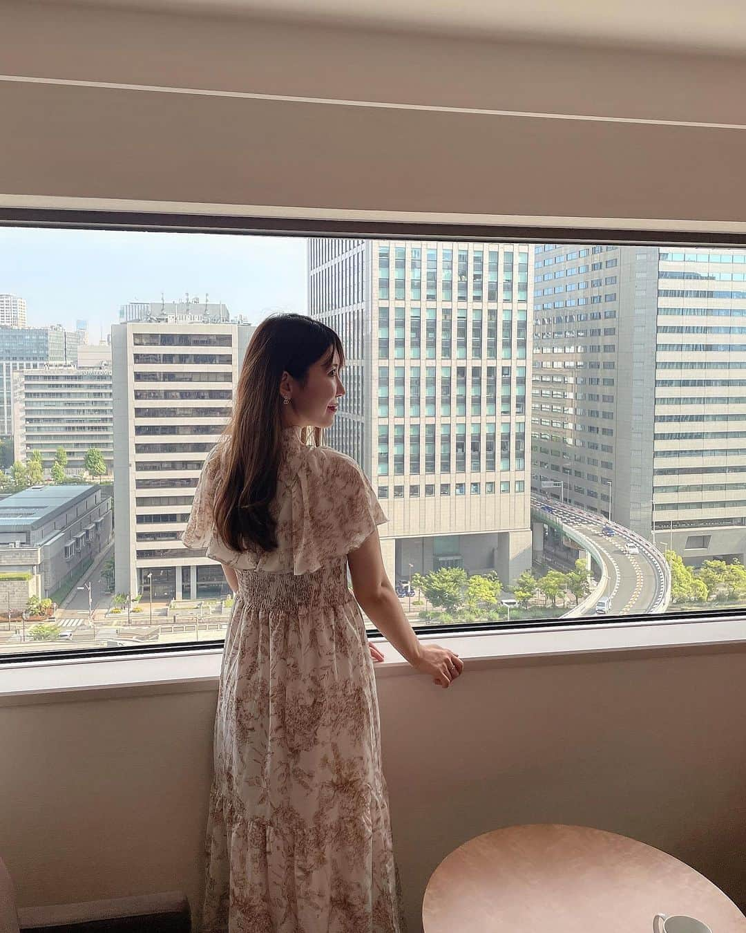 ayaさんのインスタグラム写真 - (ayaInstagram)「＼ANAクラウンプラザホテル大阪🏨／ ⁡  いつもの愉快な仲間たちとホテル女子会♥︎👯‍♀️ ⁡ 季節ごとにアフタヌーンティー🫖で毎回お邪魔してる @anacrowneplaza_osaka ✨ ⁡ スーパーキングサイズベッドは3〜4人で寝ても 充分な大きさで広かった〜☺️💤 ⁡ 今回は隣同士のお部屋の仕切りを開放して 繋げれるコネクティングルームでお泊まり💕🫶🏻 ⁡ お互いの部屋を行き来できて楽しかった🙆‍♀️❤️ ⁡ クラブラウンジは昼も夜も利用したよ🌃 スイーツや軽食、ドリンクも充実してて嬉しかったなぁ☕️🍰 ⁡ ANAクラブラウンジの雰囲気 ラグジュアリーでめっちゃ好き〜🙈🤍 ⁡ 帰る際はエクスプレスチェックアウトでカウンターに並ばずに そのままカードキーだけBOXに入れて完了なのも便利🫡 ⁡ 観光、出張、ホテル女子会などなど色んな利用が できておすすめなのでぜひ泊まってみてね♡🥰 ⁡ ANAクラウンプラザホテル大阪 📍大阪市北区堂島浜 1-3-1 📞06-6347-1112  ⁡ #ホテル女子会 #大阪#大阪ホテル#大阪旅行#大阪観光 #大阪出張#大阪モーニング #アナクラウンプラザホテル大阪 #anacrowneplaza」7月15日 22時33分 - aya.v_v.ka