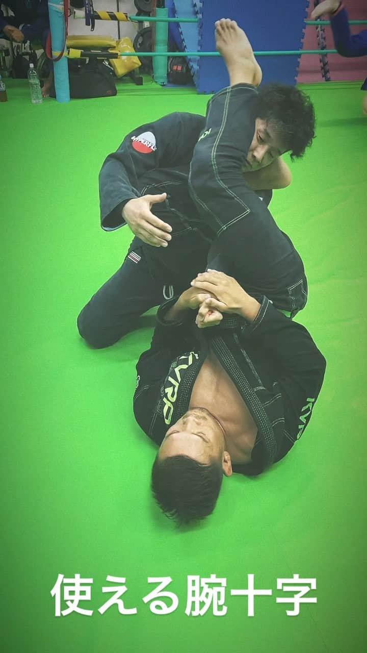 ストラッサー起一のインスタグラム：「僕の好きな腕十字の入り方。  体に染み込ませれば実践でもかなり使える技術である。  #柔術 #jijutsu  #腕十字 #MMA #総合格闘技 #RIZIN」