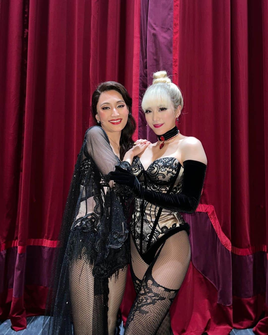  藤森蓮華のインスタグラム：「. . #moulinrougethemusical #ムーランルージュザミュージカル  Satine and Nini. ❤️  去年の今頃は、あやこさんの周りをピヨピヨとひよこちゃんとして（HOT BOX GIRLSとして）踊っていました🐣💛  今でも私は色んな意味でひよこみたいな時も沢山あるのですが（？）あやこさんがそばに居てくださり本当に心強いです。  今こうして再び同じ舞台に立つことができて、しかもニニとしてサティーンのあやこさんと共にMRでの人生を生きられるなんて、本当に心の底から嬉しいです。夢のようです！  あやこさん、いつもありがとうございます😍🥹💐  ※1枚目、お写真撮れたことが嬉しくて、つい、あやこさんの肘を守ってしまいました！🤤🙏🏻」