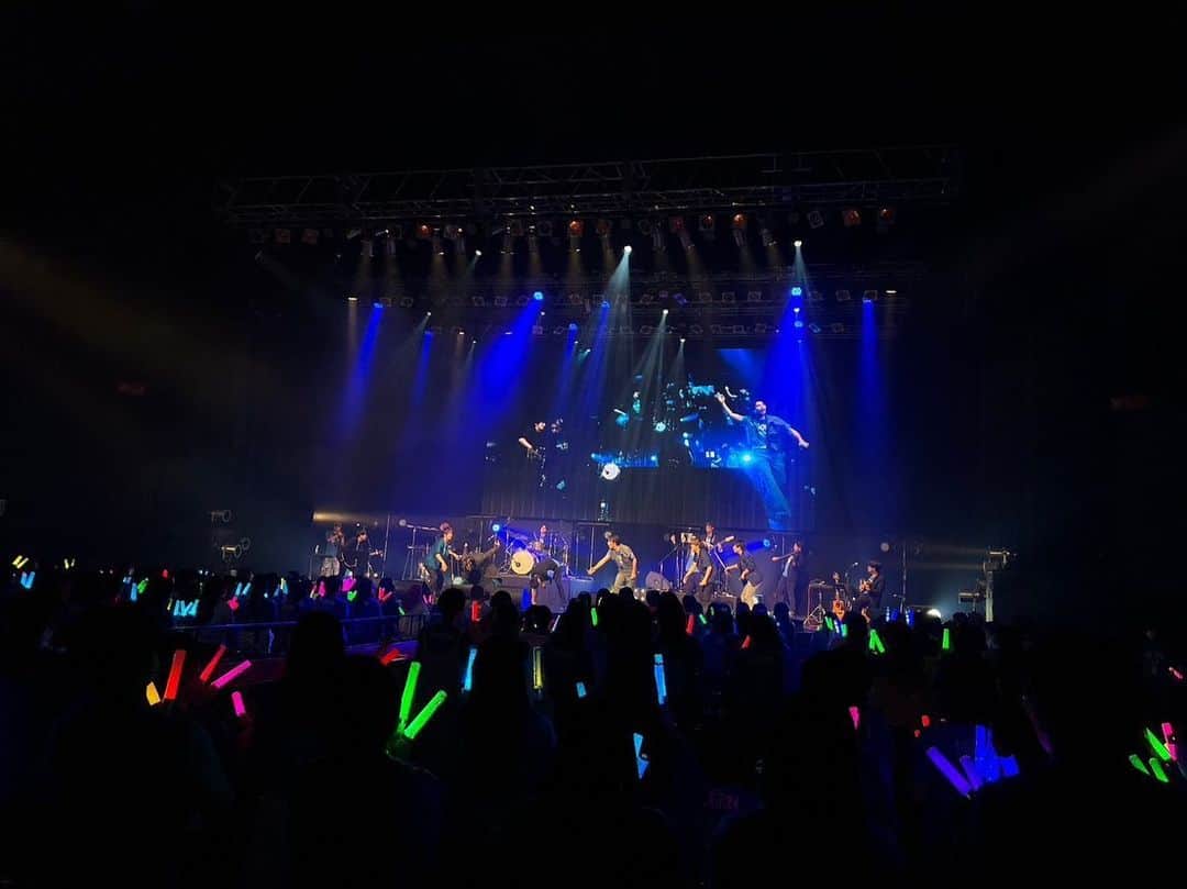 田村侑久のインスタグラム：「今日も　#COLORZwithSHEIN2023 のイベントがありましたーー🔥  そして今日はまた違った衣装でライブとランウェイを歩かせてもらいました😍  もう最高に素敵な一日になりました☺️  やっぱり生バンドっていいですな☺️ @Shein_japan @Shein_official  #SHEINforall #SHEINコーデ　 #colorz2023」