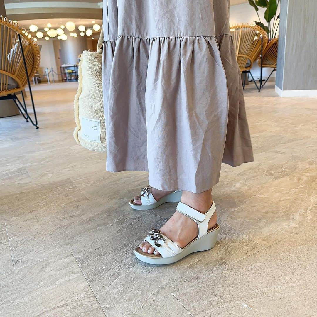 ルナさんのインスタグラム写真 - (ルナInstagram)「𝗰𝗼𝗼𝗿𝗱𝗶𝗻𝗮𝘁𝗲  ✔︎onepiece&bag @herlipto  ✔︎sandal @beaufort_shoes_official   伊豆熱川へ行った時のコーデ👏 herliptoのワンピをおろしたよ👗  プチ旅行に足元は歩きやすい靴が1番✨ このサンダルは軽くてめちゃ楽なの👏　 @beaufort_shoes_official 👡 軽量ウエッジチェーンサンダル  高見えしておすすめです😏🤍  ┈┈┈┈┈┈┈┈┈♡  #神戸ビューフォート #神戸BF #ビューフォート」7月15日 22時43分 - runakumaa